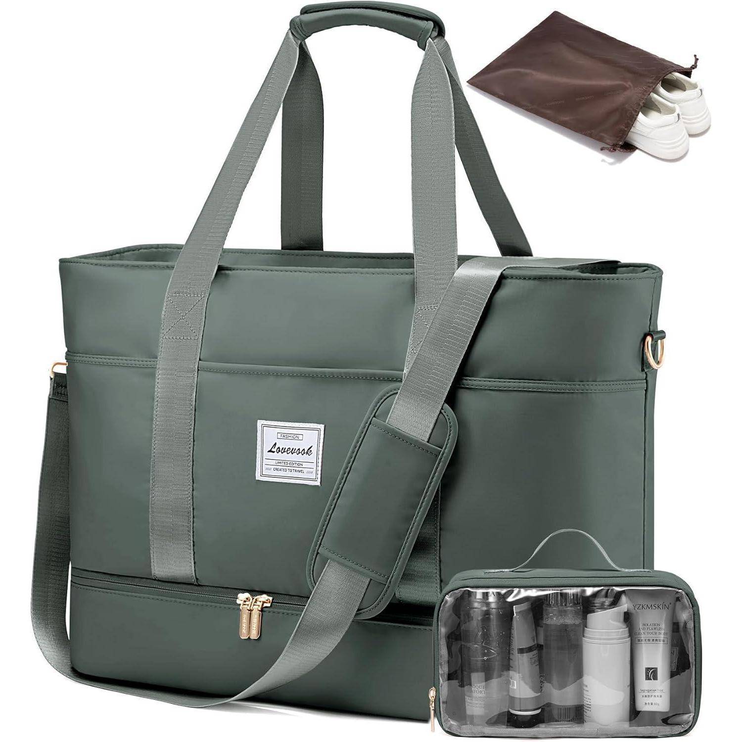 Ein großer grüner Reiserucksack mit Schultergurten und einer Reißverschlusstasche vorne. Enthält eine transparente Kulturtasche und einen braunen Schuhbeutel.