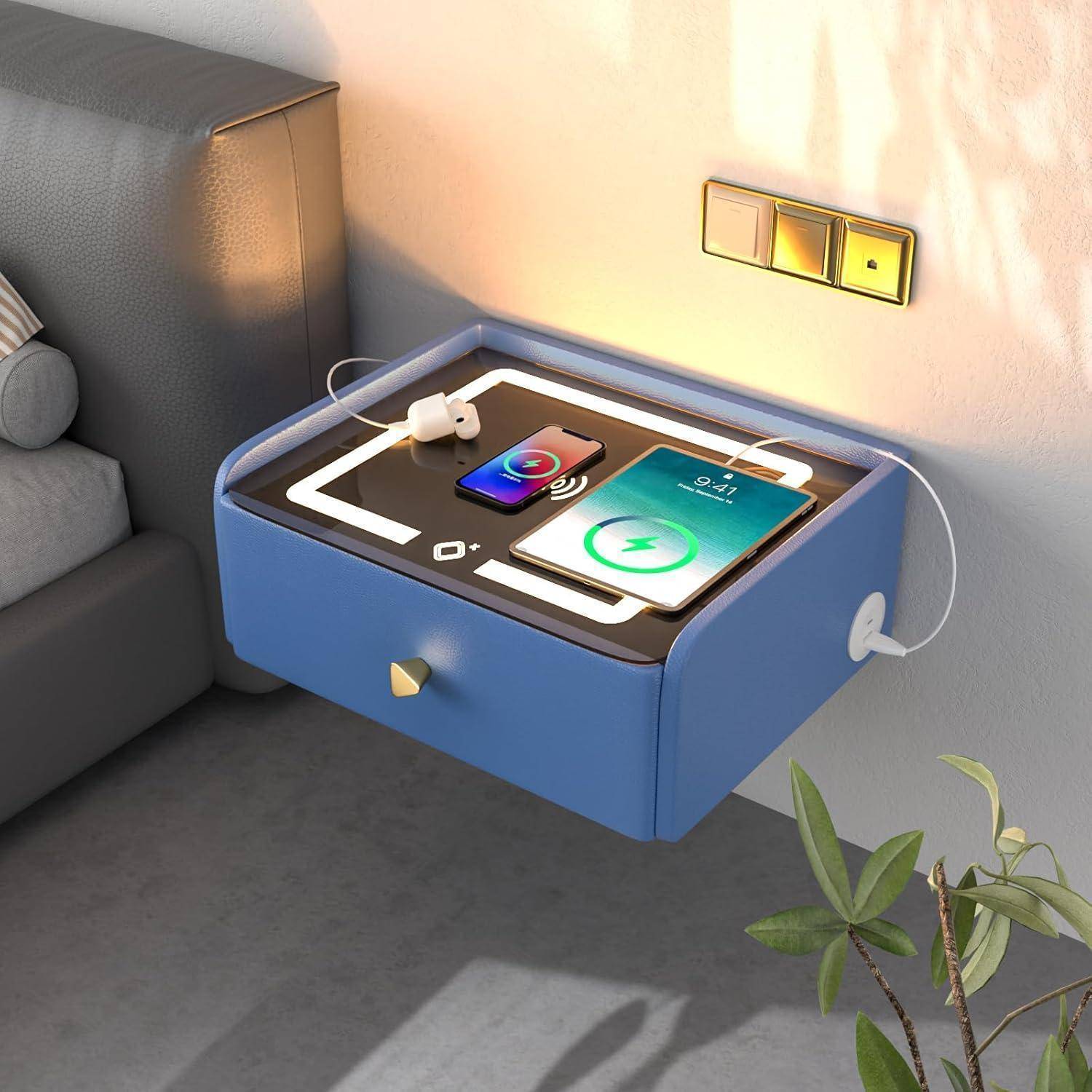 Ein blauer wandmontierter Nachttisch mit einer drahtlosen Ladekontaktfläche hält ein Smartphone, Kopfhörer und eine Smartwatch und strahlt ein warmes Ambiente aus.