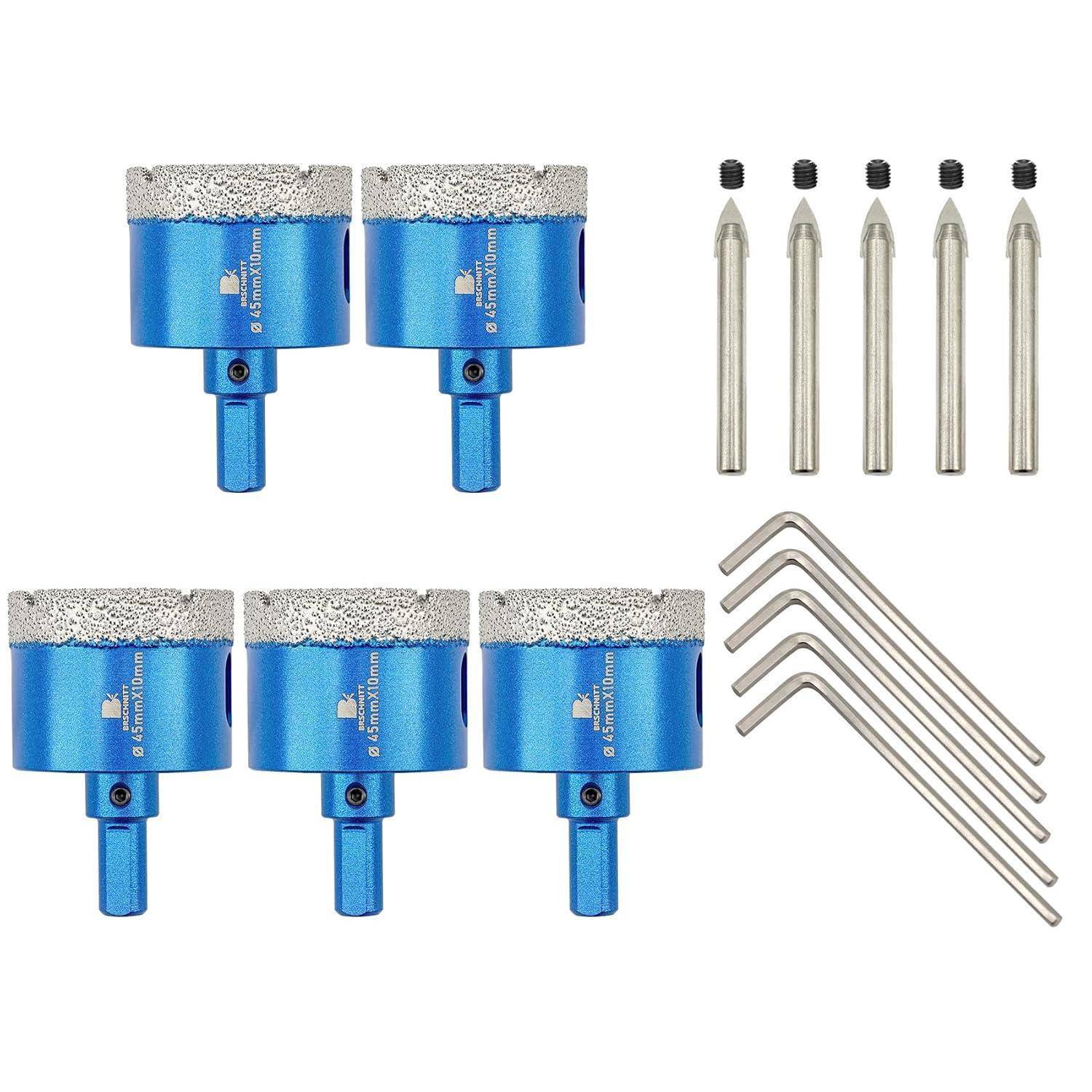 Ein Set aus fünf blauen Diamantlochsägen, sechs Bohrern und vier L-förmigen Sechskantschlüsseln, auf einem weißen Hintergrund angeordnet.