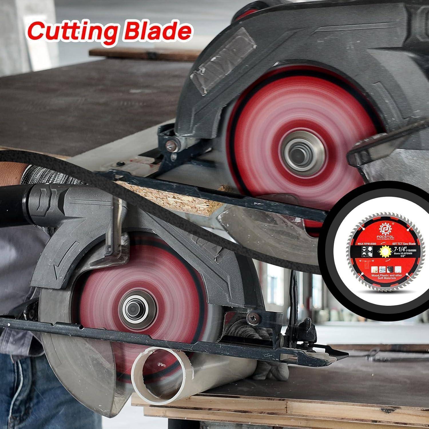 Eine Kreissäge, die Holz durchtrennt, Nahaufnahme einer sich drehenden roten Sägeblatt. Text 