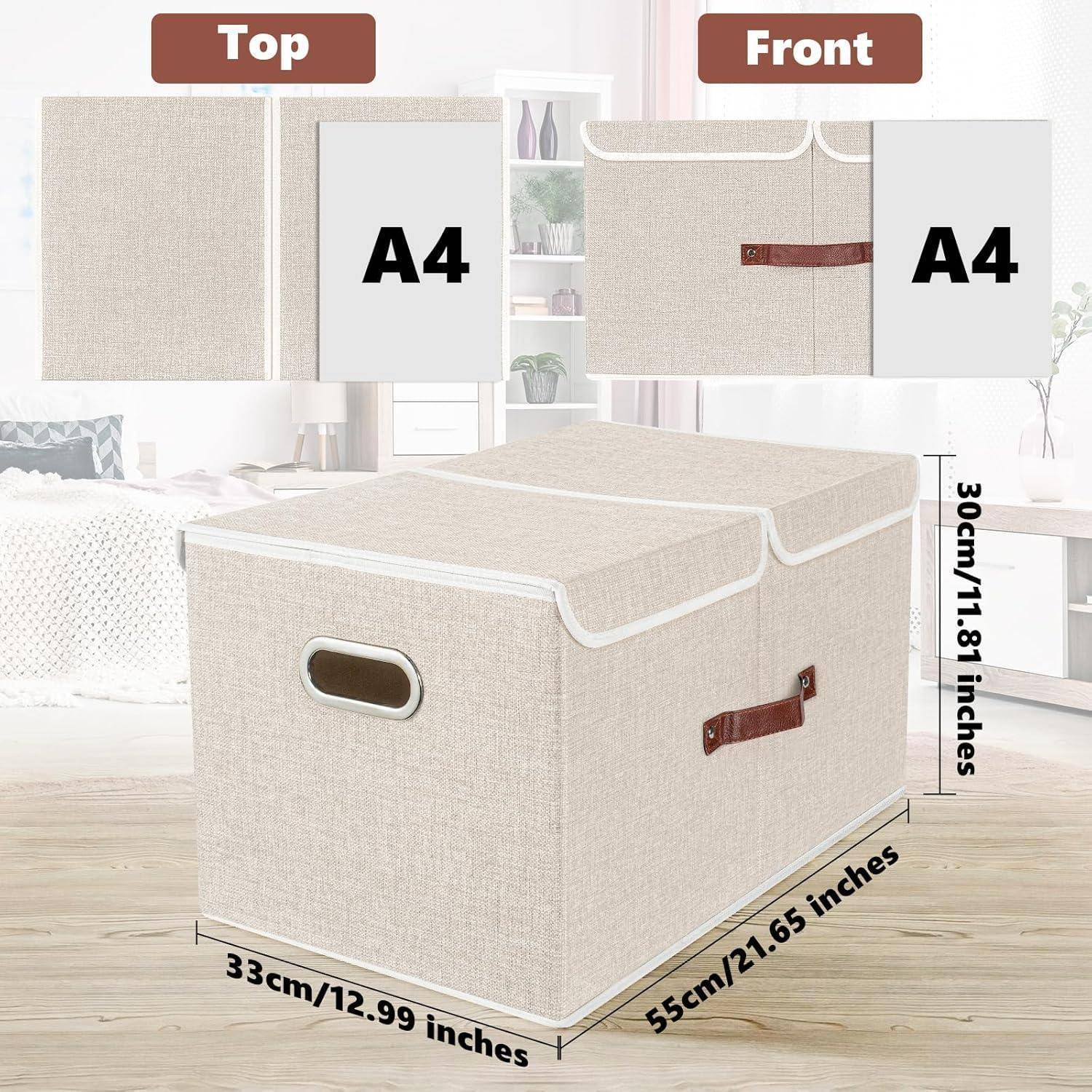Eine große beige Aufbewahrungsbox mit den Maßen 55 x 33 x 30 Zentimeter, die einen kleinen Schlitz zum Einlegen von DIN-A4-Papier aufweist, in einer Wohnzimmerumgebung.