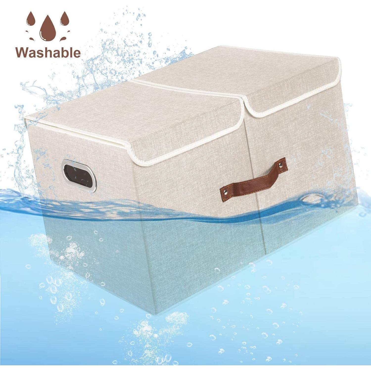 Beige faltbare Aufbewahrungsbox mit dunkelbraunen Griffen, mit der Aufschrift 'Waschbar', teilweise in Wasser getaucht, was ihre Waschbarkeit veranschaulicht.
