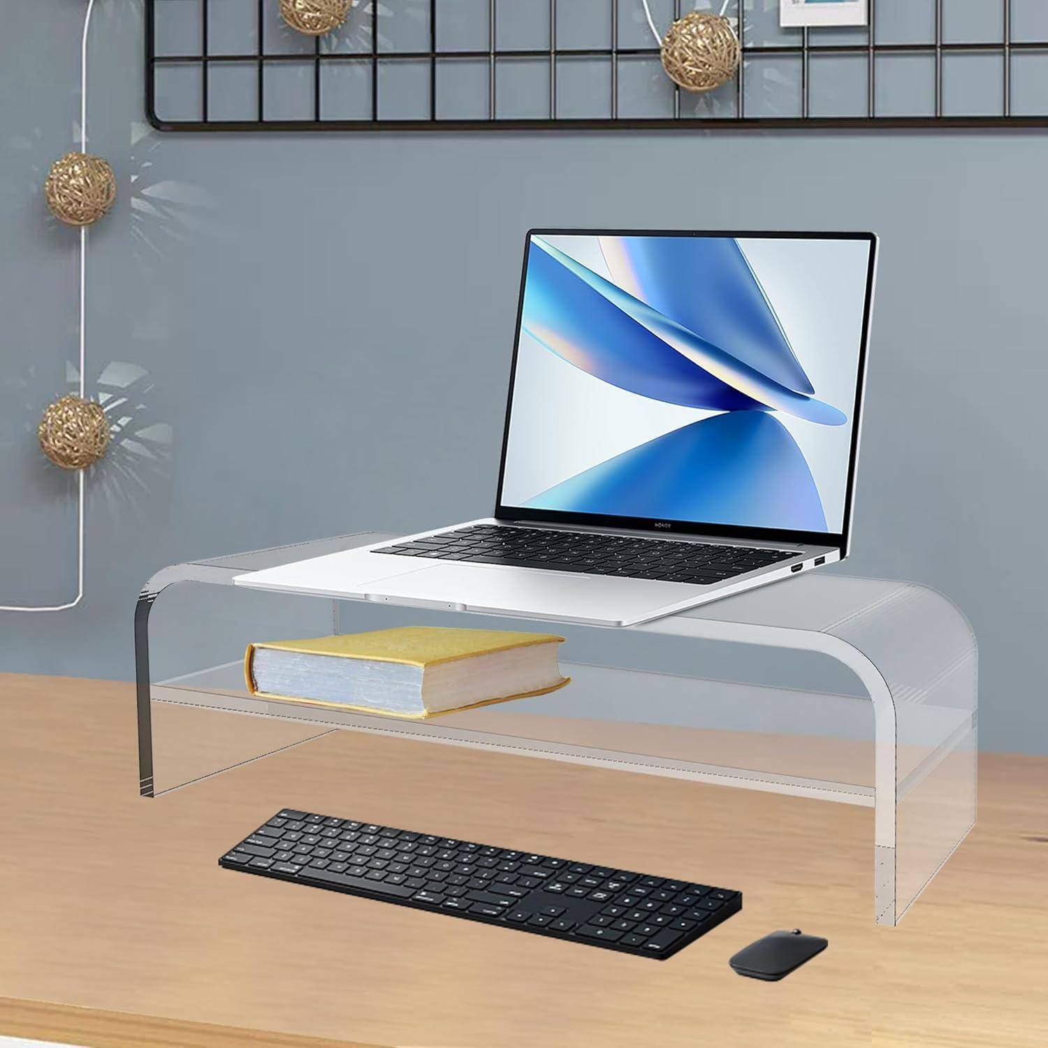 Ein moderner Arbeitsplatz mit einem Laptop auf einem transparenten Ständer, darunter Tastatur und Maus. Der Hintergrund zeigt ein Raster mit dekorativen Elementen.