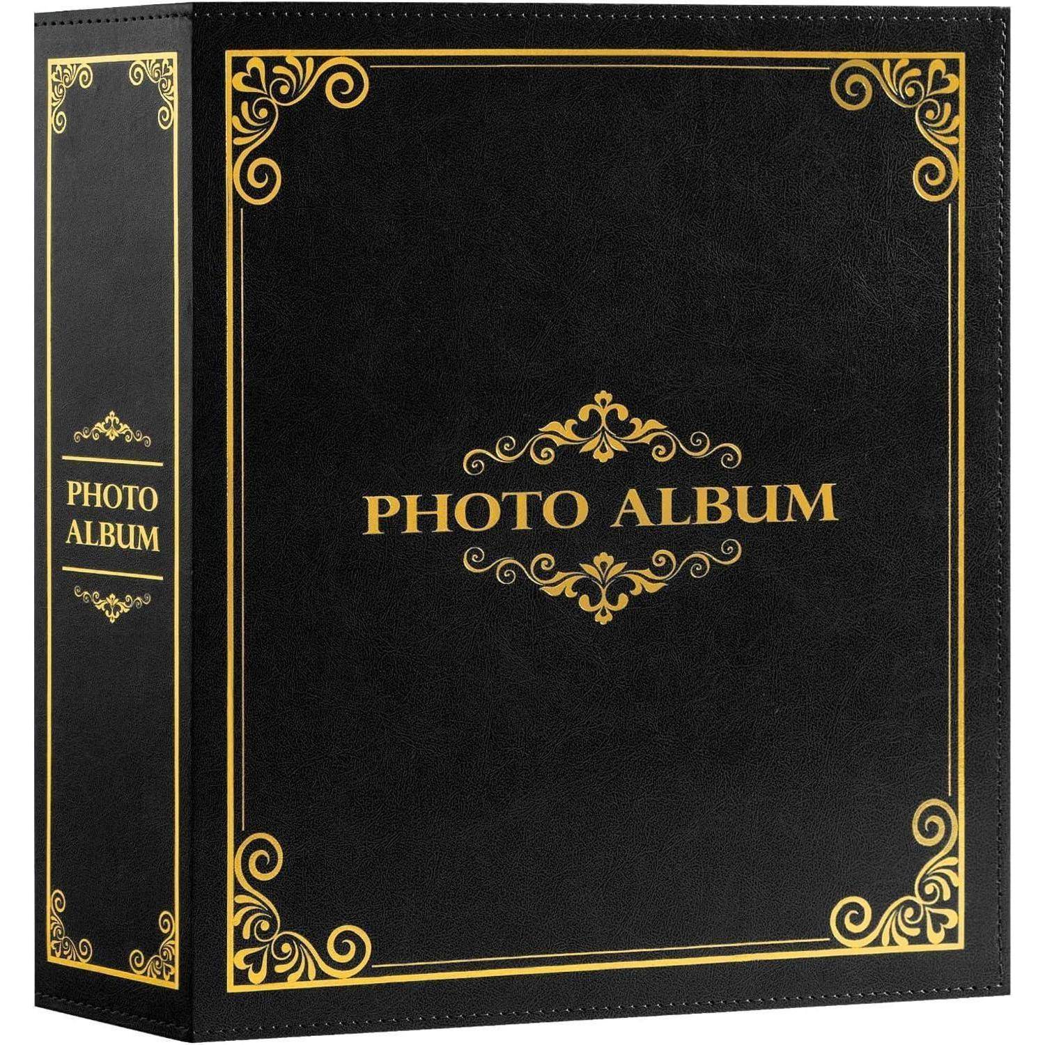 Ein schwarzes Fotoalbum mit goldenen dekorativen Mustern und dem Text 'FOTOALBUM' in der Mitte und auf dem Buchrücken.
