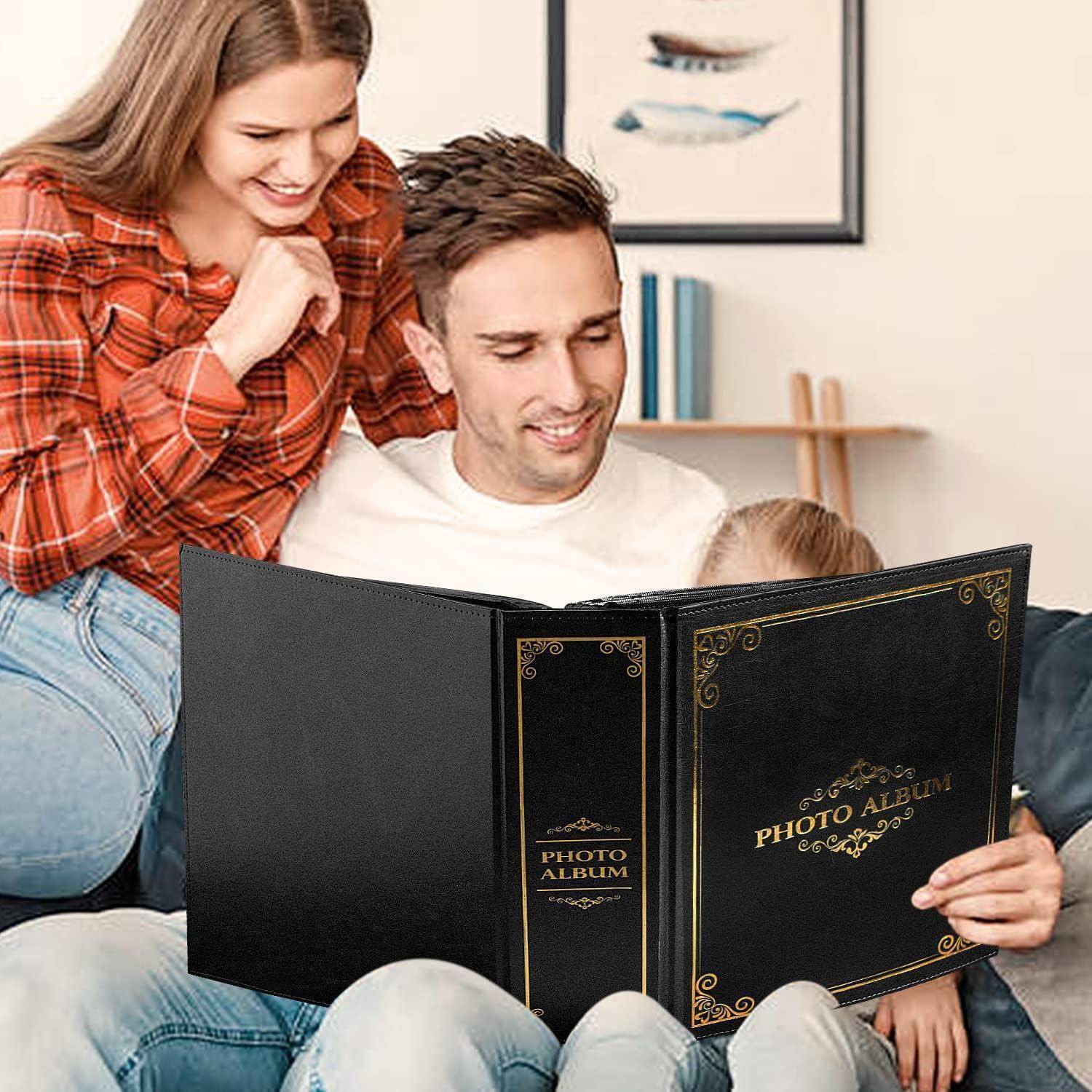 Eine Familie, die lächelnd gemeinsam ein Fotoalbum betrachtet, in einem gemütlichen Raum mit Büchern und Bildern an der Wand.