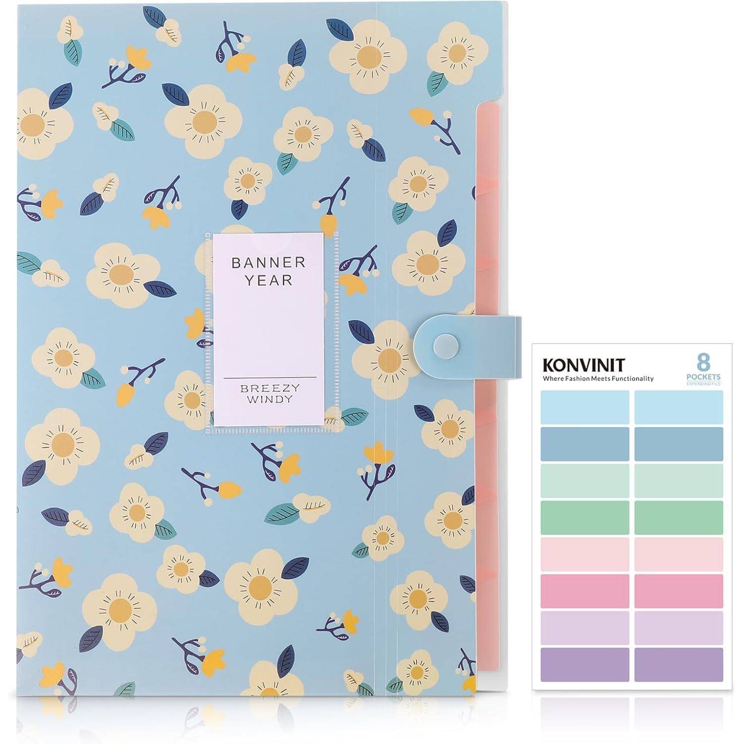 Blauer Blumenordner mit rosa Druckknopfverschluss. Etikett auf dem Ordner mit der Aufschrift „Banner Year Breezy Windy