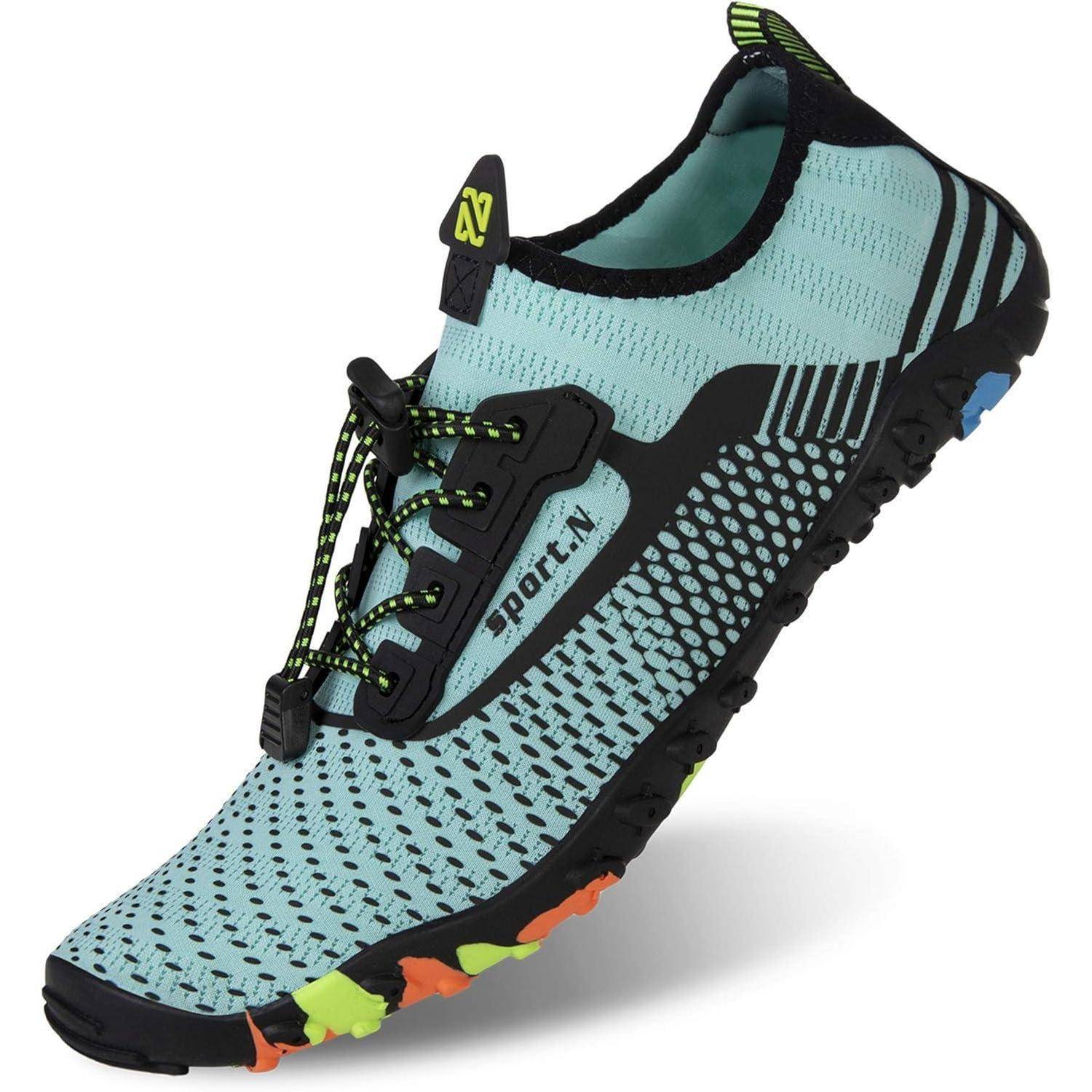 Ein hellblauer Sportschuh mit schwarzen Akzenten und buntem Profil, der ein Meshdesign für Atmungsaktivität und eine Schnürverschluss für einen sicheren Sitz aufweist.
