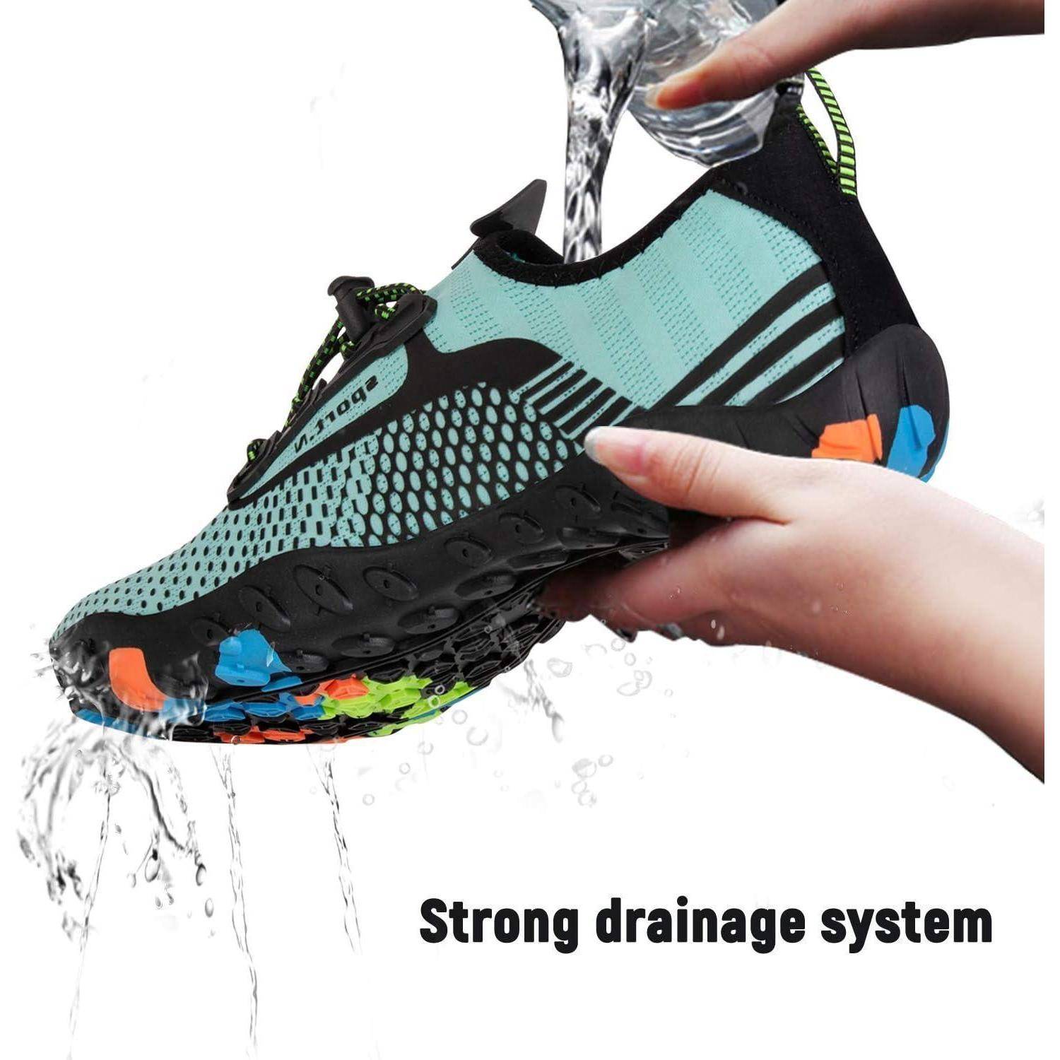 Wasser fließt durch einen sportlichen blau-schwarzen Schuh mit farbenfrohen Sohlendetails und hebt dessen ‚starkes Entwässerungssystem' hervor.