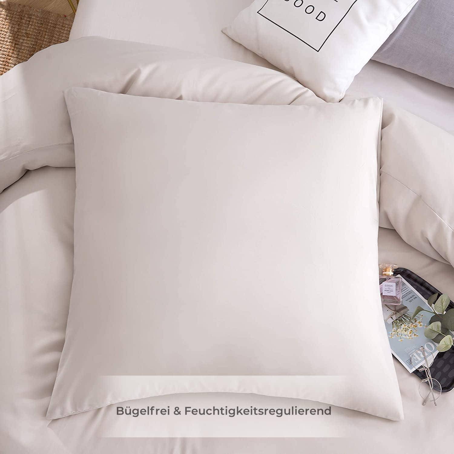 Ein weißes Kissen auf einem Bett mit einem Zierkissen, auf dem 