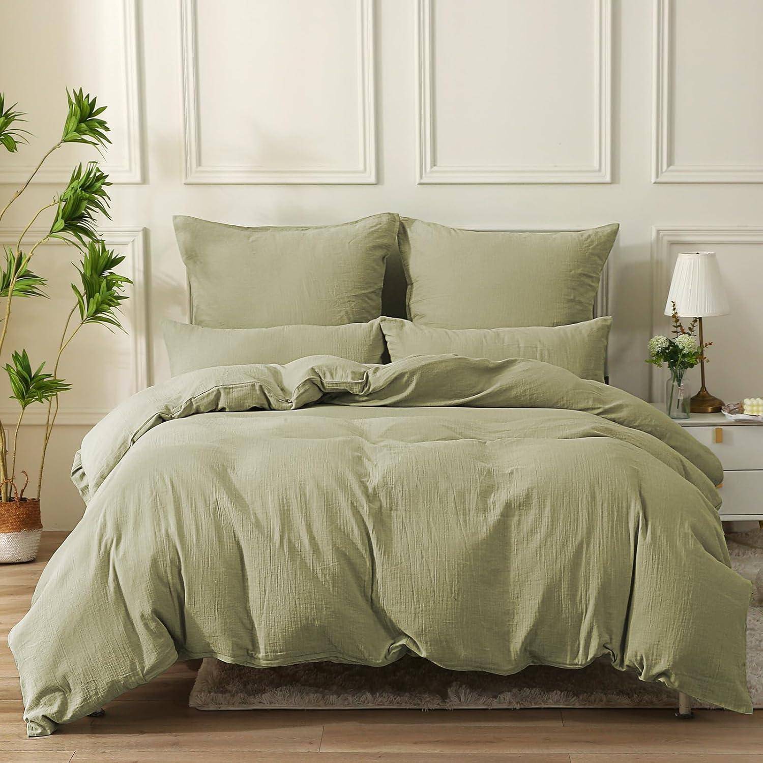 Ein ordentlich gemachtes Bett mit hellgrüner Bettwäsche in einem hell erleuchteten Raum, Pflanzen rechts und links, und ein kleiner Nachttisch mit einer Lampe.