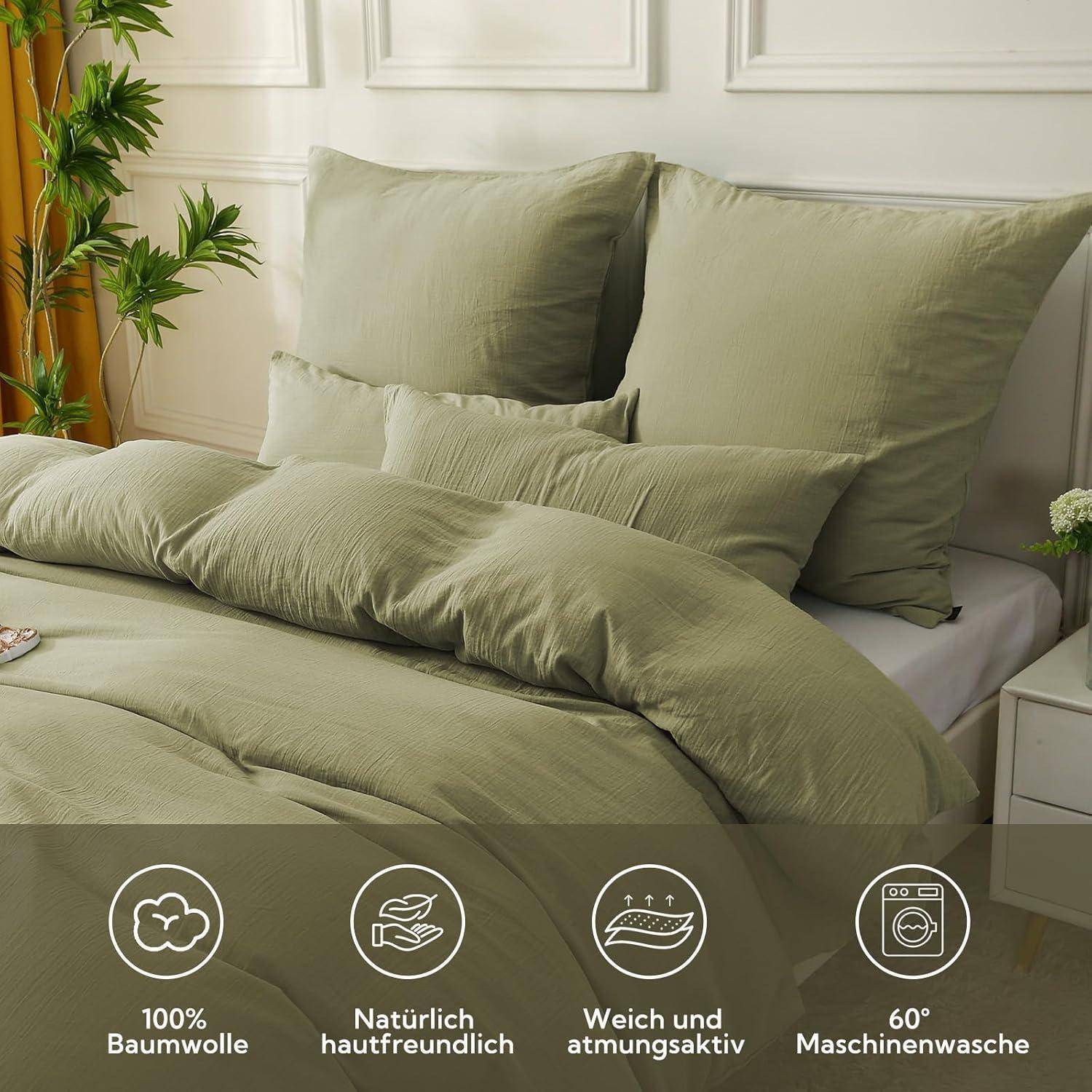 Grüne Bettwäsche auf einem gemachten Bett mit Kissen, Pflanzen daneben; Symbole zeigen '100% Baumwolle', 'Hautfreundlich', 'Weich und atmungsaktiv', '60° Maschinenwäsche'.