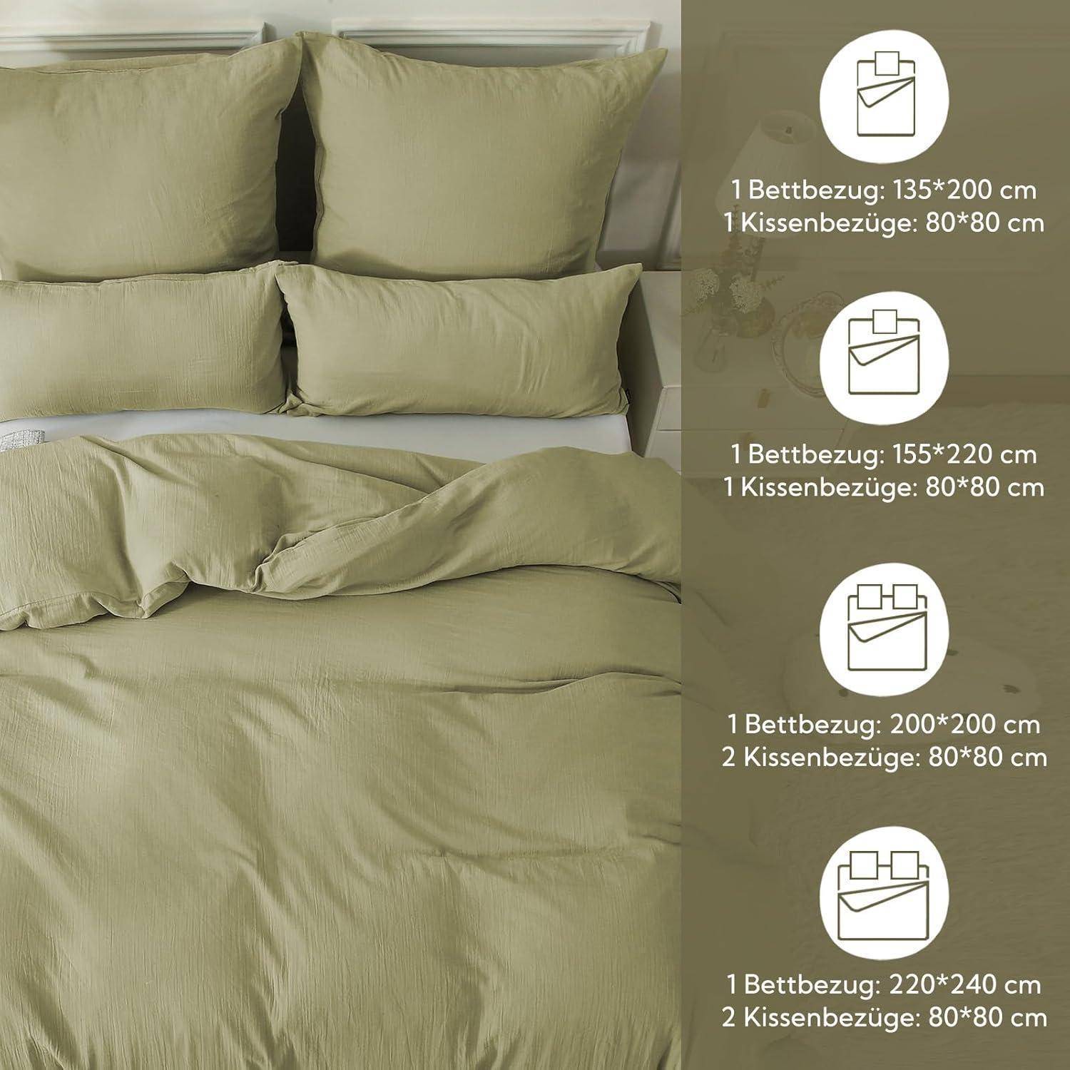 Olivgrünes Bettwäsche-Set mit Kissen. Details rechts zeigen verfügbare Größen: 135x200 cm, 155x220 cm, 200x200 cm, 220x240 cm.
