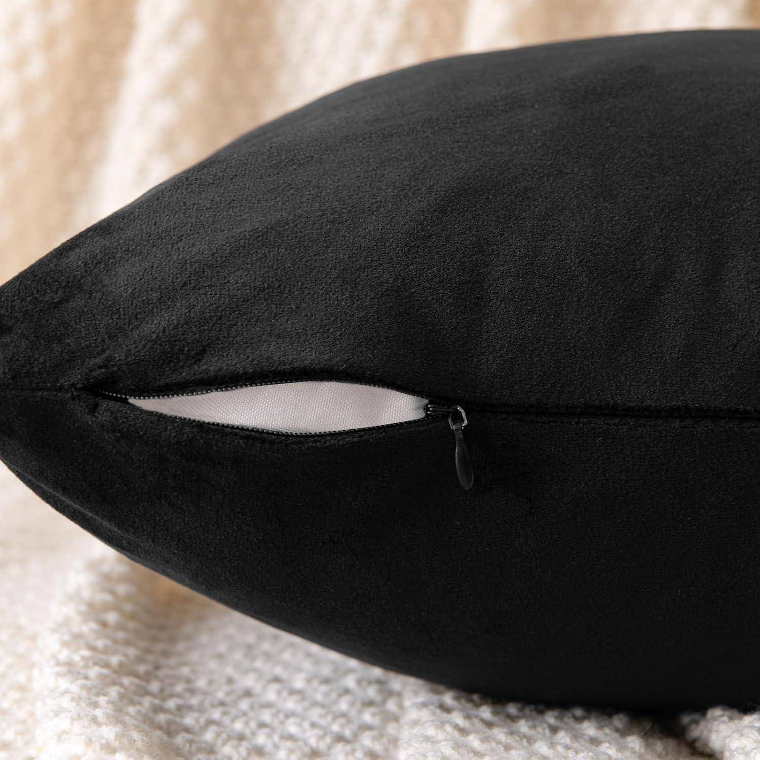 Ein schwarzes Kissen mit einem teilweise geöffneten Reißverschluss, der die weiße Innenfütterung offenbart, auf einem beigen strukturierten Stoff platziert.
