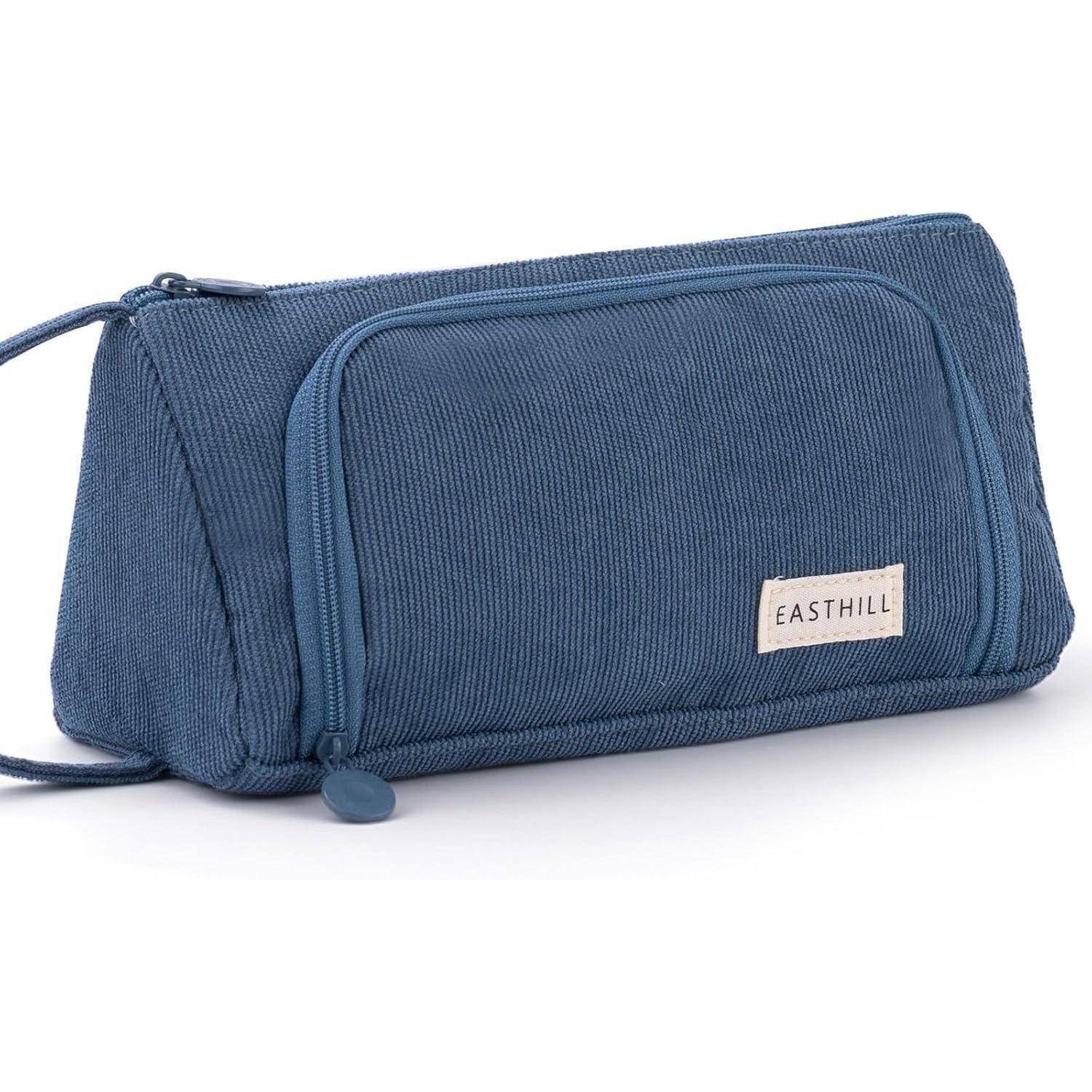 Blauer Federmäppchen mit Reißverschlusstasche vorne und Stoffetikett mit der Aufschrift 'Easthill'.