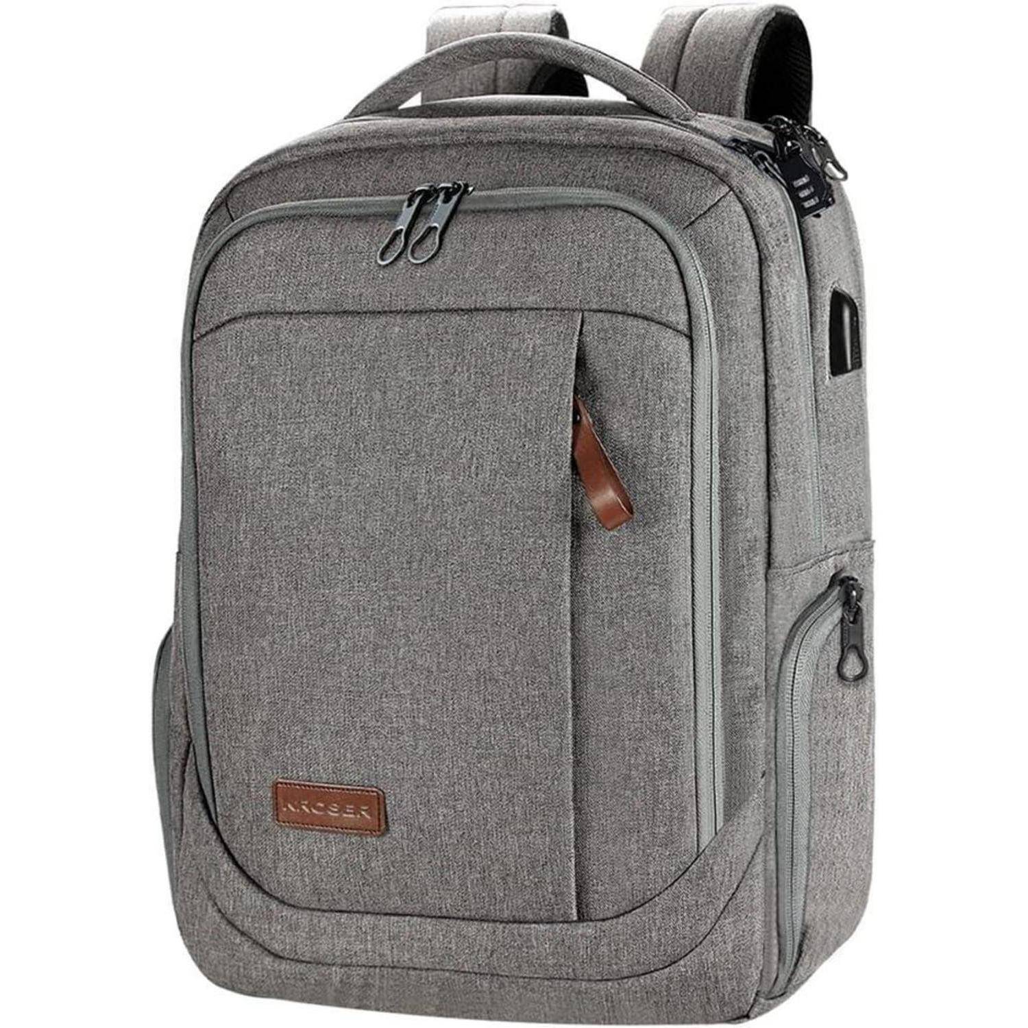 Ein grauer, mehrfachunterteilter Rucksack mit Lederakzent und einem Seitenfach, konzipiert für Reisen oder den täglichen Gebrauch.