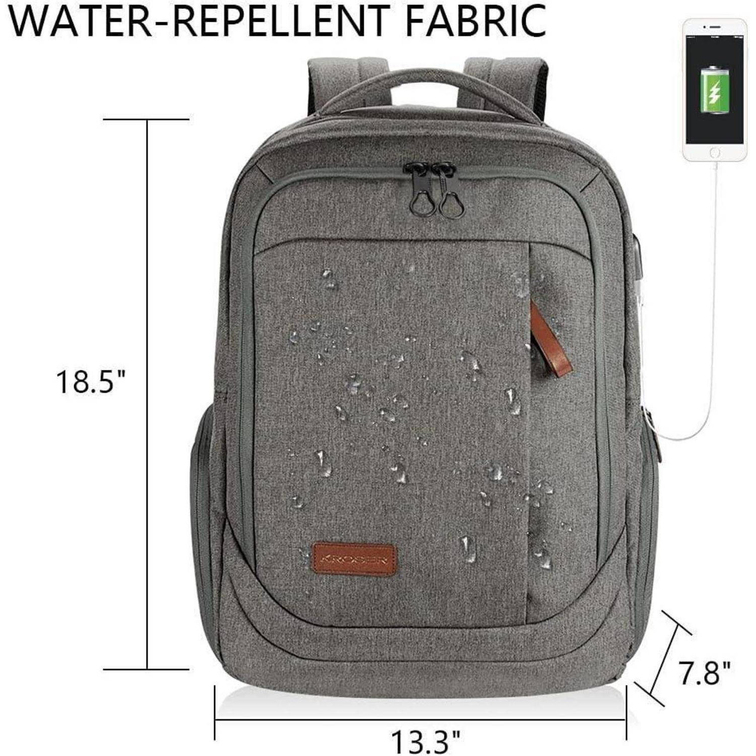 Grauer Rucksack mit Wassertropfen, die auf einen wasserabweisenden Stoff hinweisen. Abmessungen: 47 cm hoch, 33,8 cm breit, 19,8 cm tief. USB-Ladeanschluss sichtbar.