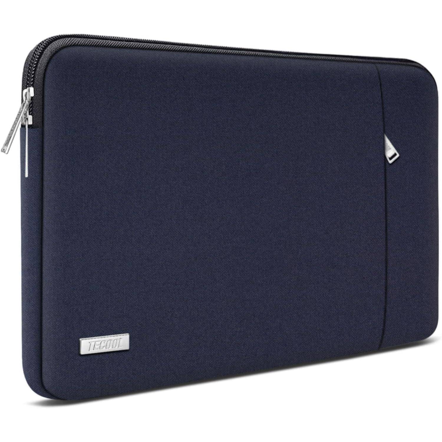 Marineblaue Laptophülle mit Reißverschluss und einem kleinen Logoetikett in der unteren linken Ecke, entwickelt zum schützenden Transport.