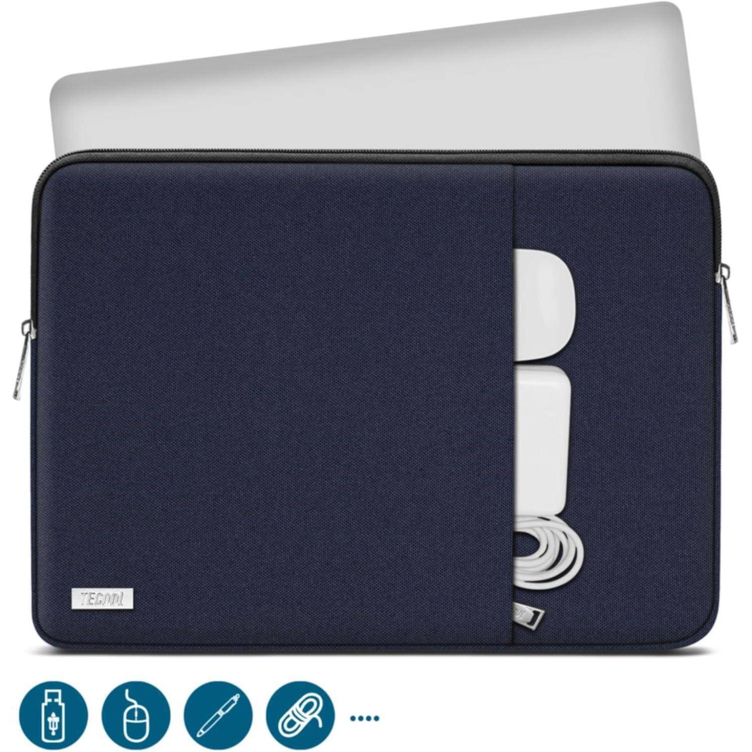 Ein Marine-Laptoptasche, teilweise aufgereißt, zeigt einen Laptop und ein Ladegerät. Symbole darunter zeigen Schutz gegen Verschüttungen, Kratzer und Stöße.