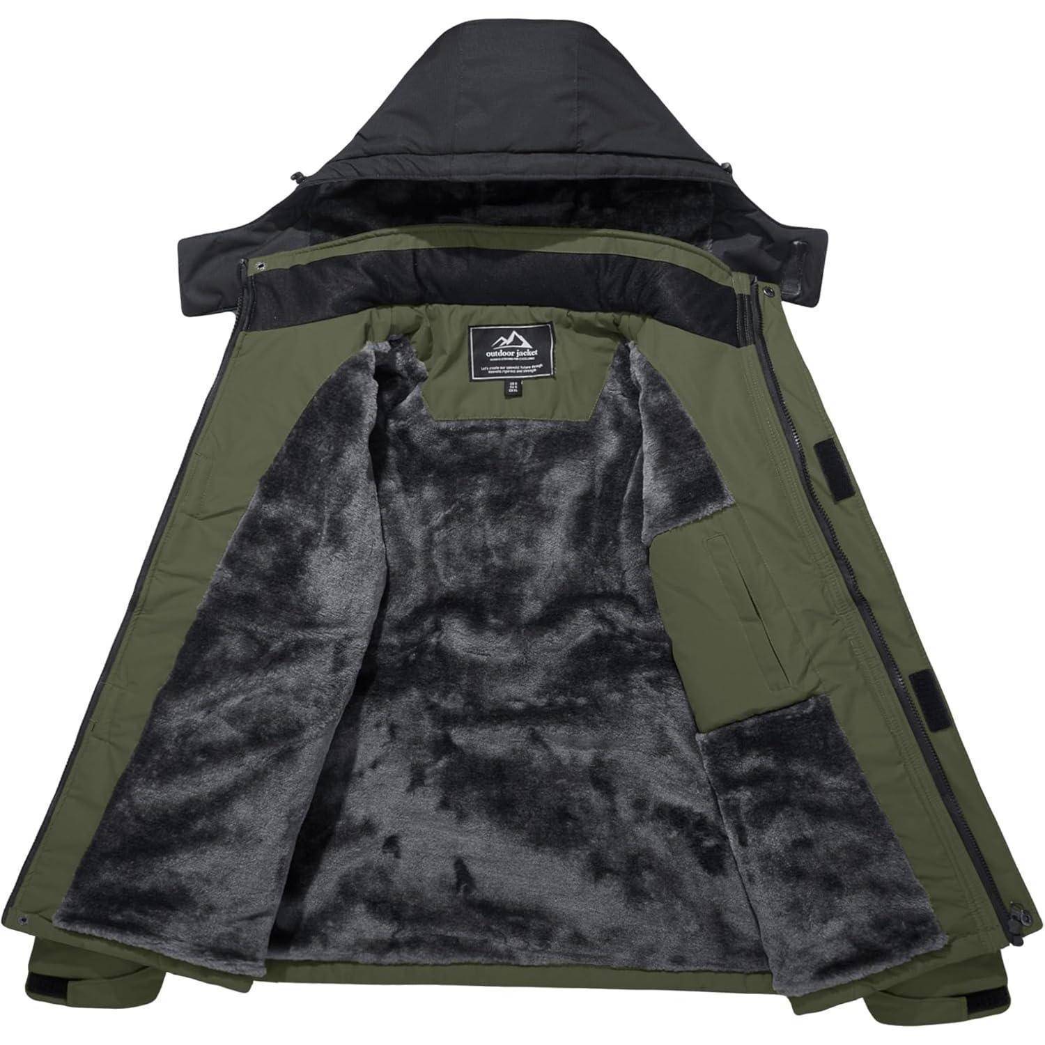 Eine offene grüne Winterjacke mit einer schwarzen Kapuze, die ein weiches graues Fellfutter im Inneren zeigt.