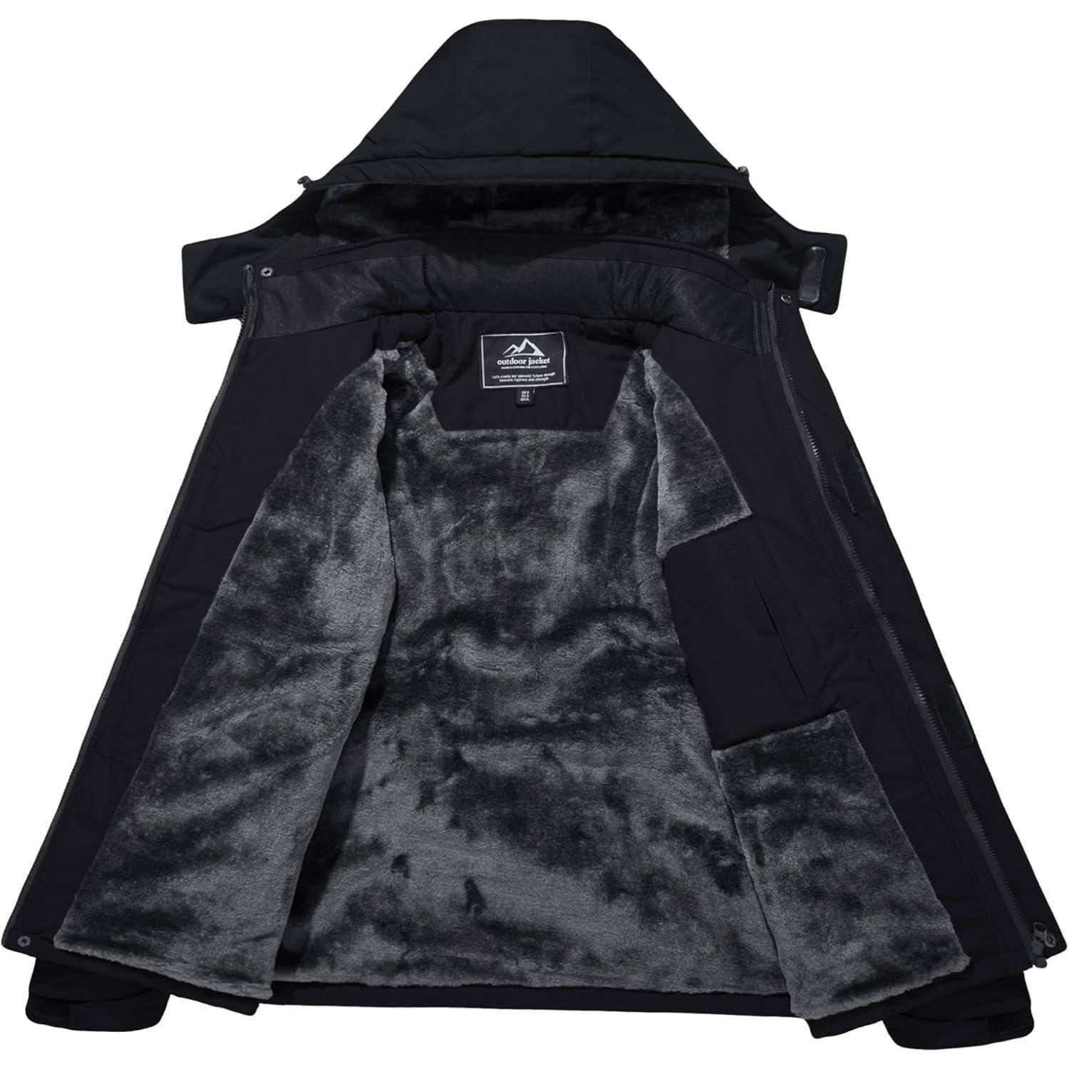 Eine offene schwarze Winterjacke mit weichem, grauem Pelzfutter, versehen mit einer Kapuze und mehreren Knöpfen zum Schließen.
