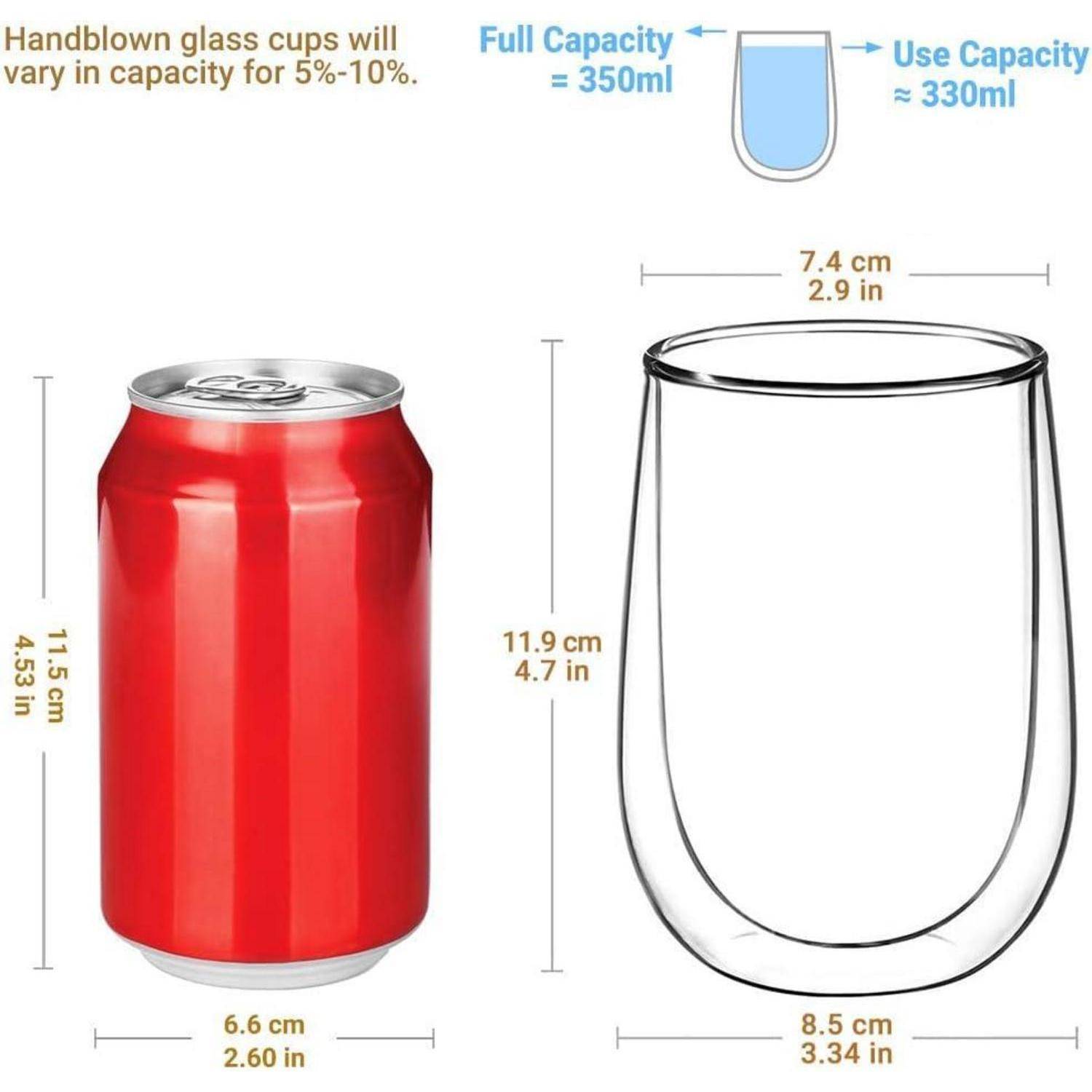 Eine rote Limonadendose und ein Glas werden verglichen. Die Dose ist 11,5 cm hoch und 6,6 cm breit. Das Glas ist 11,9 cm hoch, 8,3 cm breit. Gesamtkapazität: 350 ml, Nutzkapazität: 330 ml.