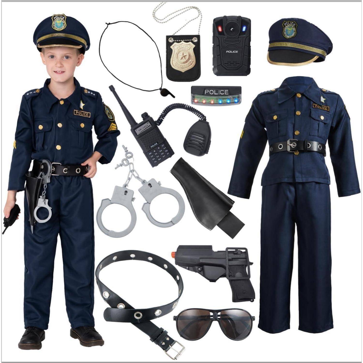 Kind in Polizeikostüm lächelnd, umgeben von Polizei-Accessoires, einschließlich einer Marke, einer Mütze, einem Funkgerät, Handschellen und einer Spielzeugpistole.