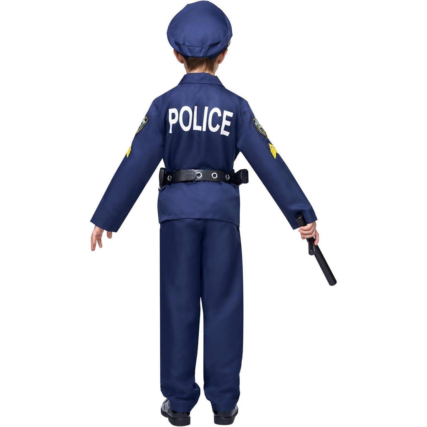 Ein Kind in einer Polizeiuniform, mit dem Rücken zum Betrachter, einen Schlagstock haltend, vermittelt einen Eindruck von Autorität und Rollenspiel.