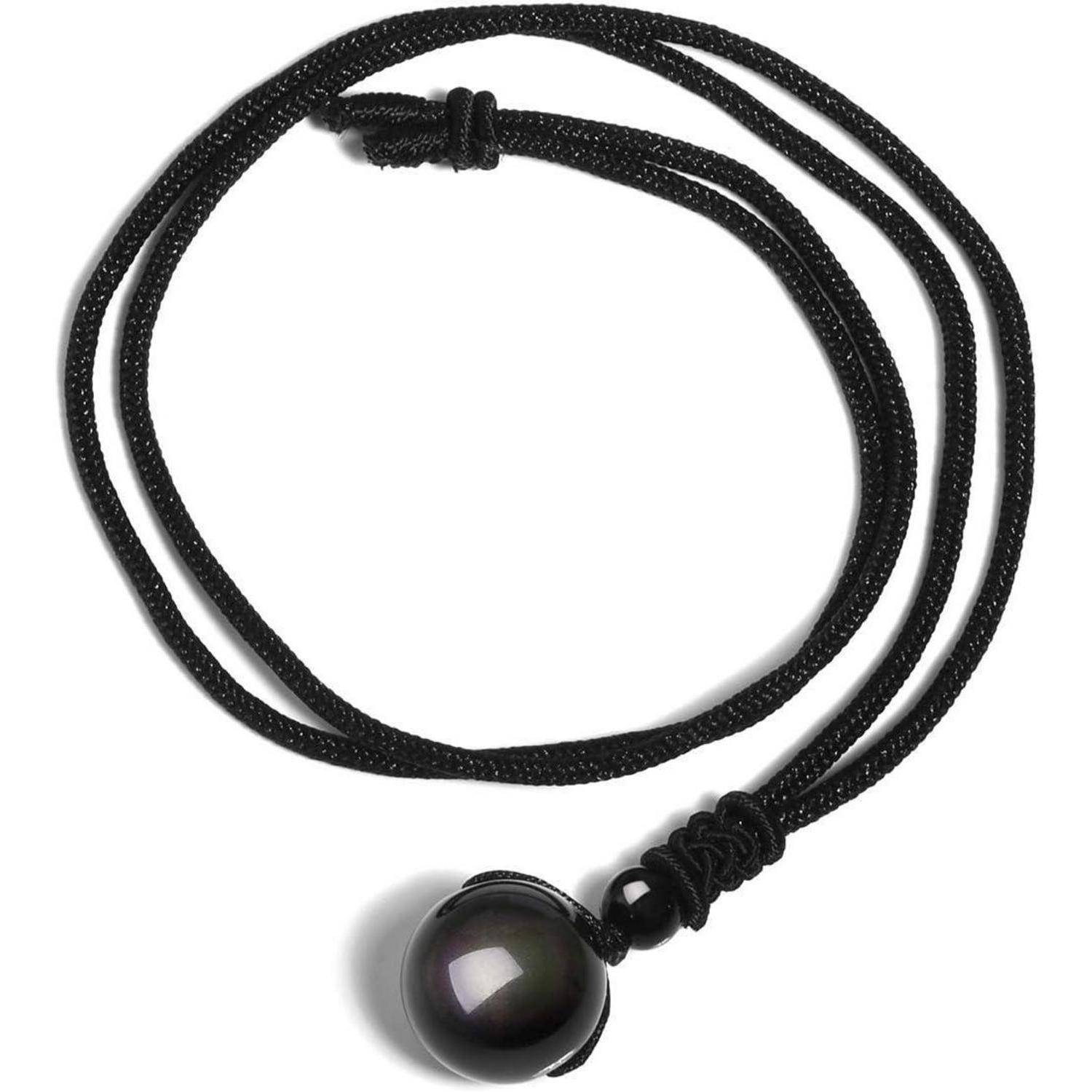 Ein schwarzes Lederarmband mit einem einzelnen schwarzen Perlenakzent, in einem einfachen Knoten gebunden.