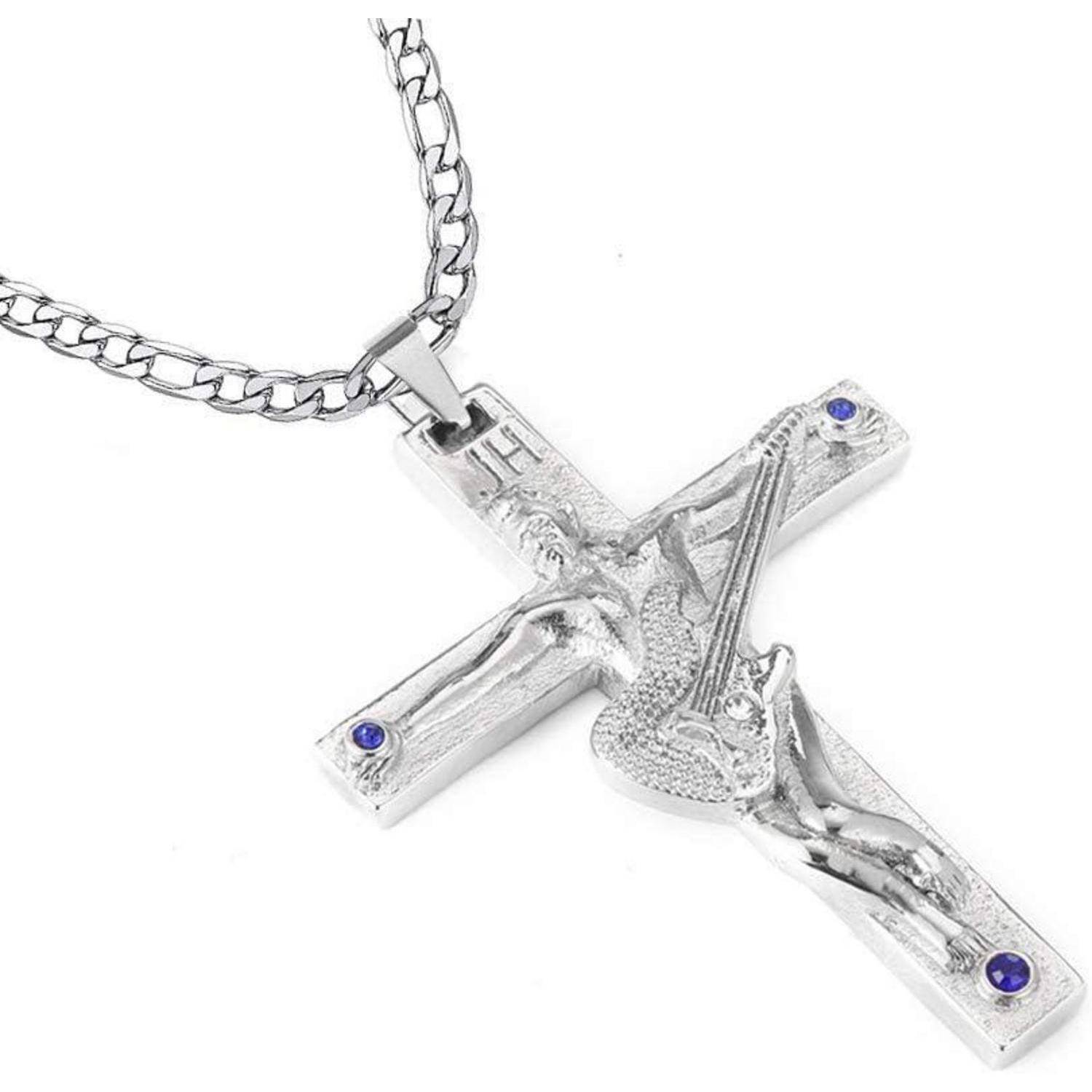 Eine Silberkreuz-Anhängerkette mit blauen Edelsteinen an jeder Ecke, mit einer detaillierten Gravur eines Kruzifixes.