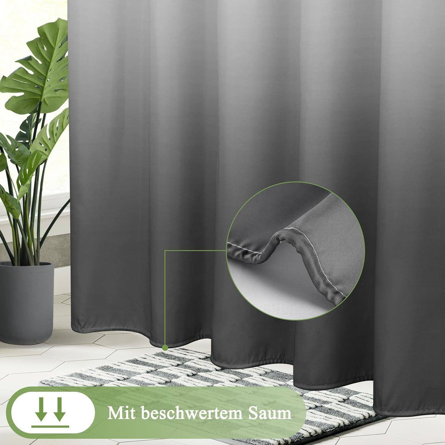 Ein grauer Vorhang mit beschwertem Saum hängt vor einer Zimmerpflanze auf einem gemusterten Teppich. Text auf Deutsch lautet: „Mit beschwertem Saum.