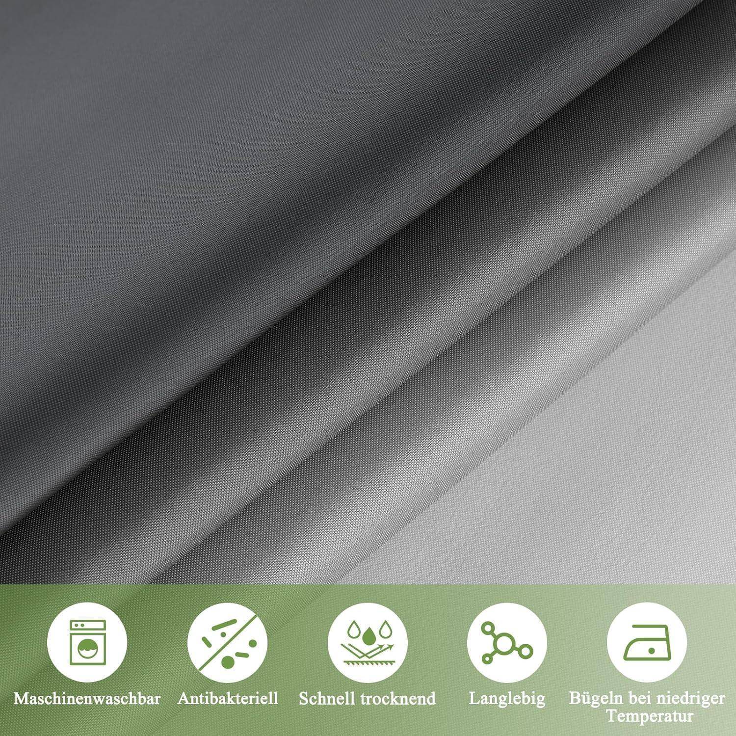Eine Nahaufnahme von grauem, knitterresistentem Stoff, der Haltbarkeit und Qualität andeutet. Die Icons darunter zeigen seine Maschinenwäschetauglichkeit, antibakterielle Eigenschaft, schnelle Trocknung und Eignung zum Bügeln bei niedriger Temperatur.