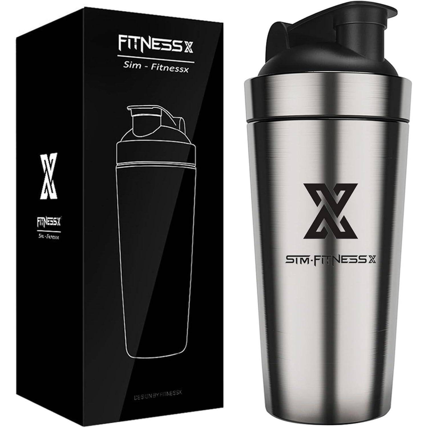 Edelstahl-Proteinshaker mit schwarzem Deckel neben einer passenden schwarzen Box mit dem 'FitnessX' Logo und Branding.