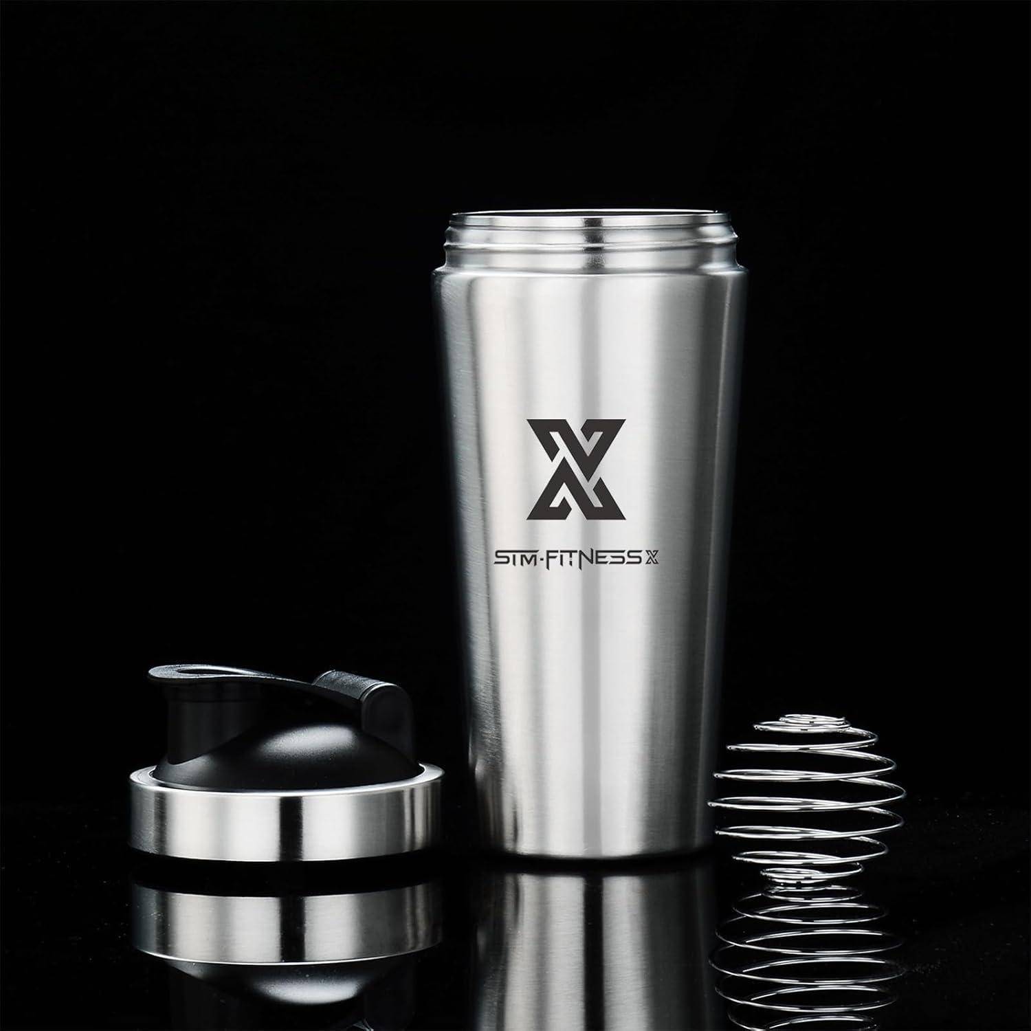 Eine Protein-Shaker-Flasche aus Edelstahl mit dem Logo 'SIM-FITNESS', auf schwarzem Hintergrund präsentiert, mit abgenommenem Deckel und einer spiralförmigen Mischkugel daneben.