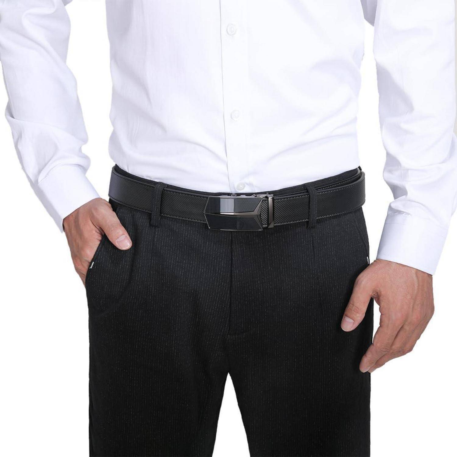 Eine Person, die ein weißes, langärmliges Hemd in eine schwarze Nadelstreifenhose gesteckt trägt, mit einem schwarzen Gürtel, die in einer neutralen Pose steht.