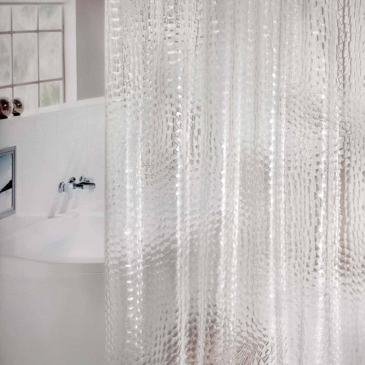 Ein weißes Badezimmer mit einer teilweise sichtbaren Badewanne hinter einem transparenten, strukturierten Duschvorhang.