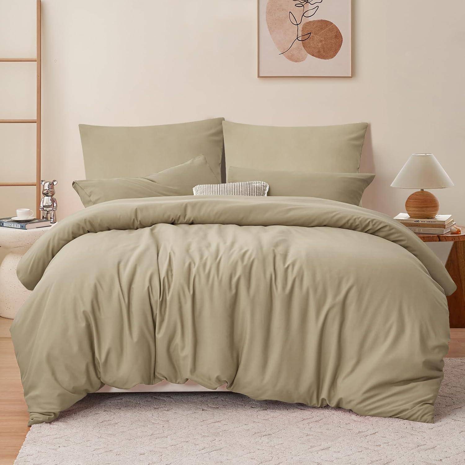 Ein ordentlich gemachtes Bett mit beigefarbener Bettwäsche, zwei Kissen und einem Nachttisch mit einer Lampe. Ein minimalistisches Kunstwerk hängt an der Wand darüber.