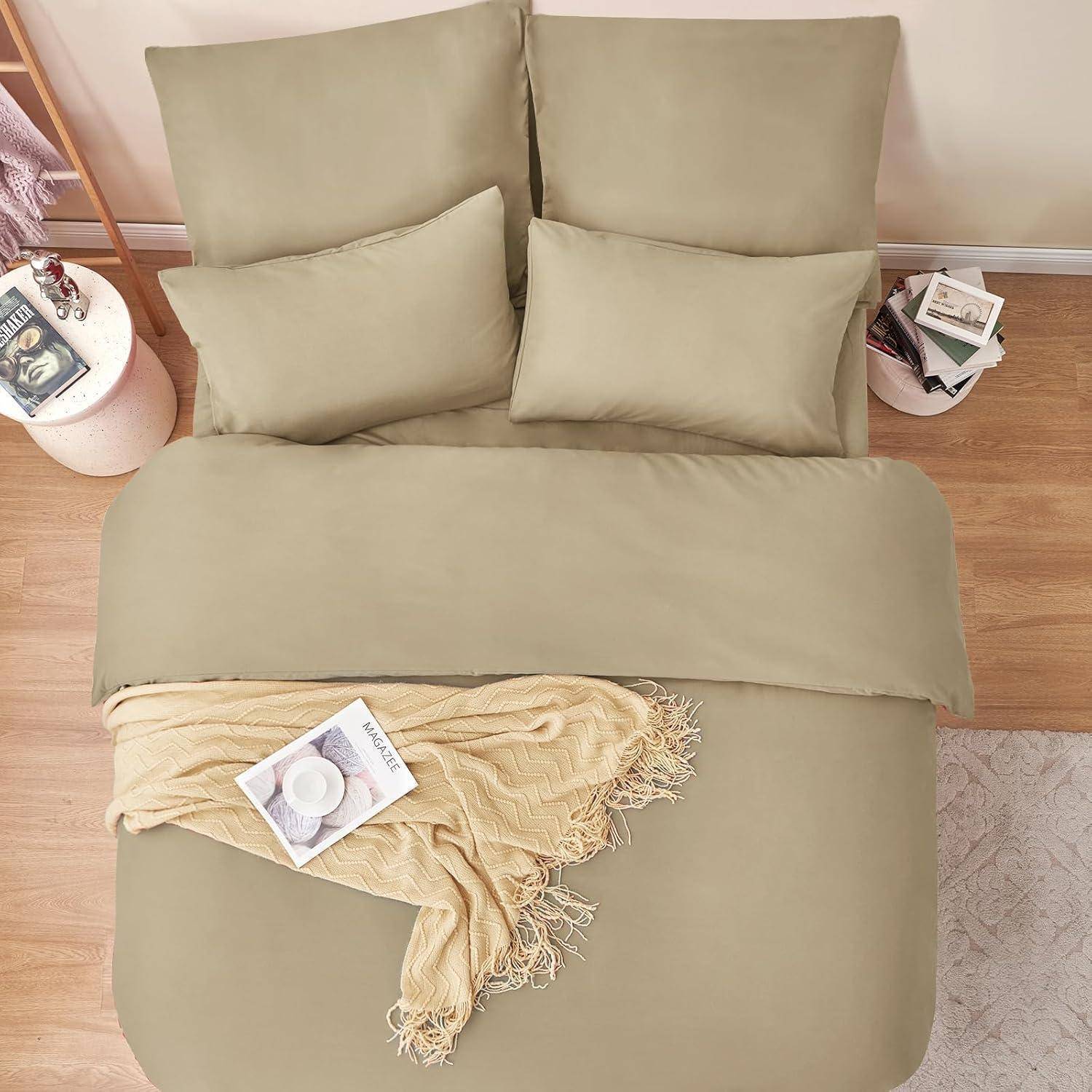 Draufsicht eines sorgfältig angeordneten Bettwäsche-Sets in Beige mit zwei Kissen und einer dekorativen Decke. Auf beiden Seiten sind Nachttische mit Büchern zu sehen.