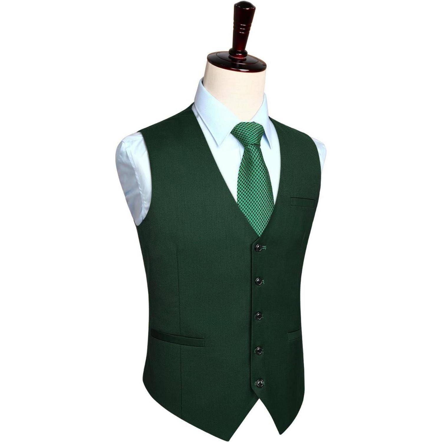Eine Schaufensterpuppe präsentiert einen Anzug mit einer dunkelgrünen Weste, passender Krawatte und hellblauem Hemd, gestylt für einen gepflegten, professionellen Auftritt.