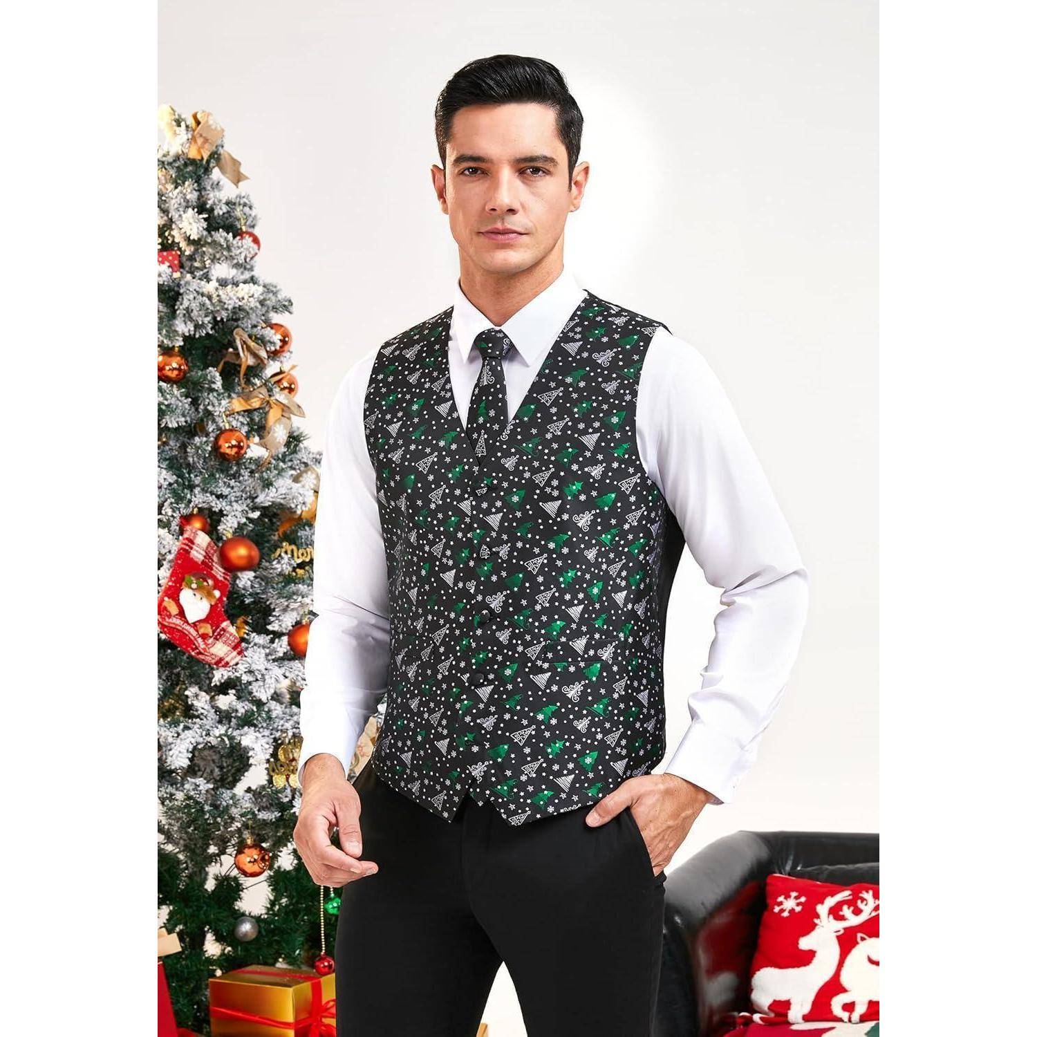 Ein Mann steht in einer festlichen Umgebung und trägt eine weihnachtlich gestaltete Weste mit einer Krawatte und einem weißen Hemd. Im Hintergrund befindet sich ein geschmückter Weihnachtsbaum.