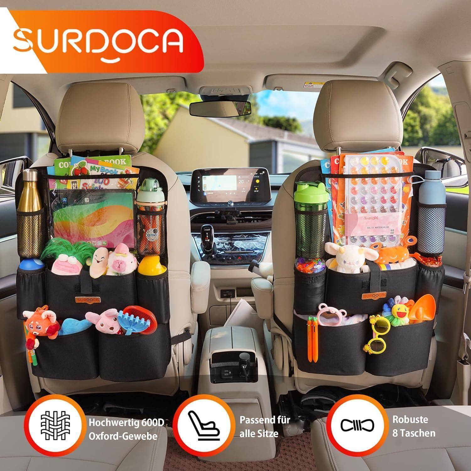 Autositz-Organizer mit verschiedenen Aufbewahrungsfächern halten Kinderspielzeug, Getränke und Bücher. Geeignet für unterschiedliche Autogrößen aus strapazierfähigem Material. Markenlogo 'SURDOCA' sichtbar.