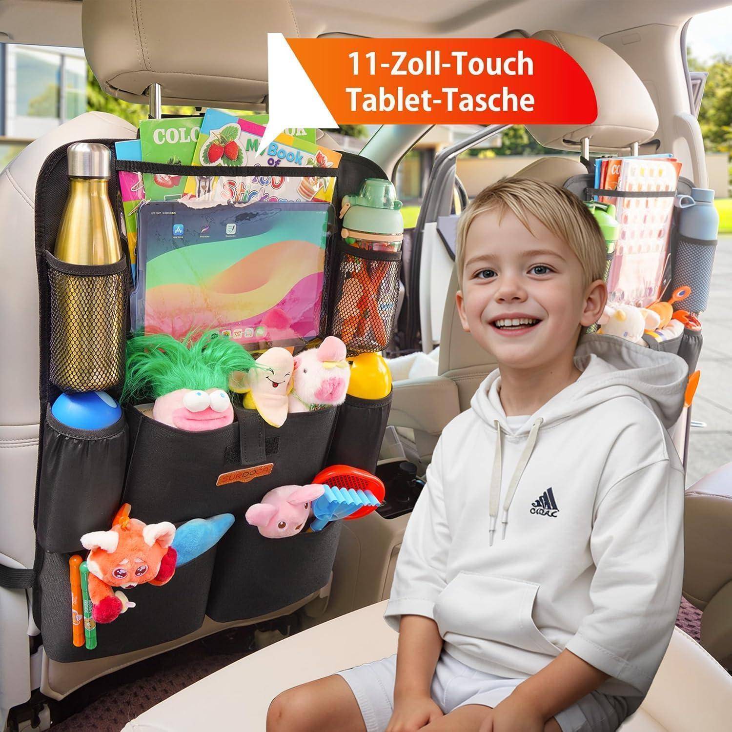 „Lächelndes Kind in einem Kindersitz neben einem 11-Zoll-Touchscreen-Tablet-Taschenorganisator mit verschiedenen Plüschtieren und Gegenständen.