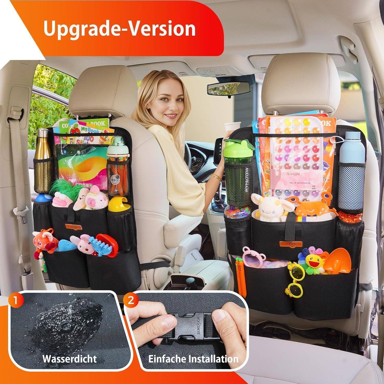 Eine Frau sitzt in einem Auto und hält das Lenkrad, während bunte Organizer mit Spielzeugen, Getränken und Vorräten an den Vordersitzen befestigt sind.