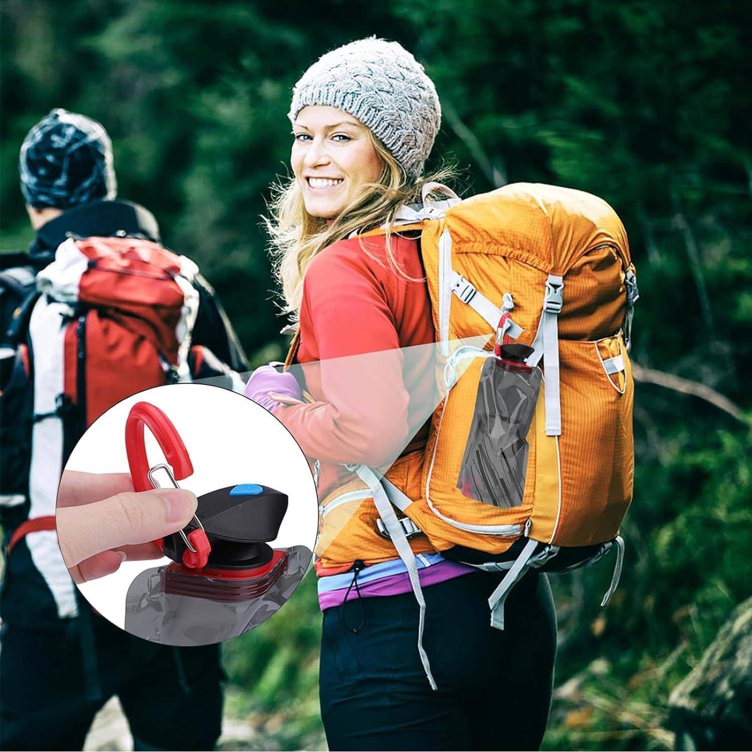 Eine Frau, die in einem Wald wandert und einen orangefarbenen Rucksack und eine gestrickte Mütze trägt, lächelt in die Kamera. Ein Einschub zeigt eine Nahaufnahme der Rucksackschnallen.