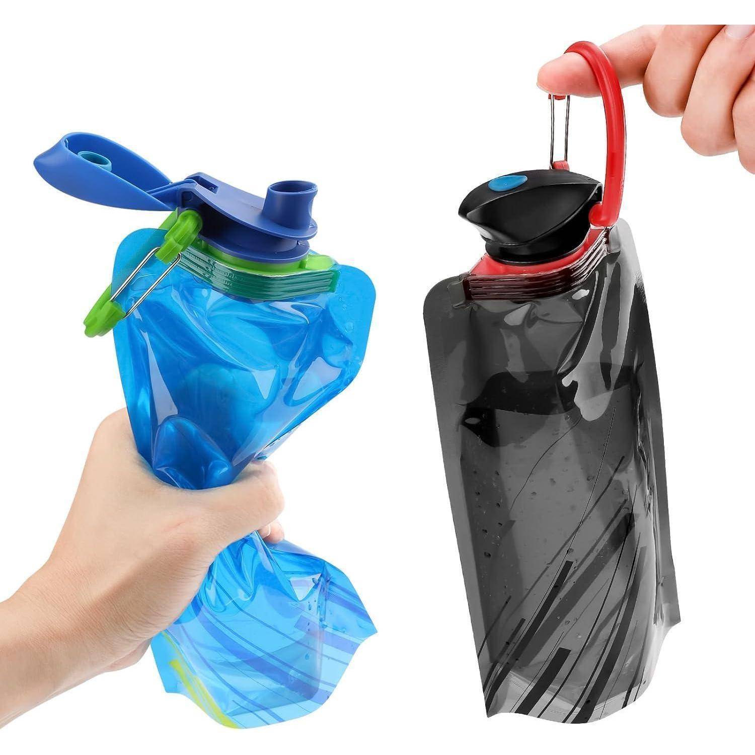 Zwei Hände halten zusammenfaltbare Wasserflaschen, eine in Blau und eine in Grau. Die Flaschen verfügen über Karabinerhaken und faltbare Ausgüsse für einfache Transportierbarkeit.