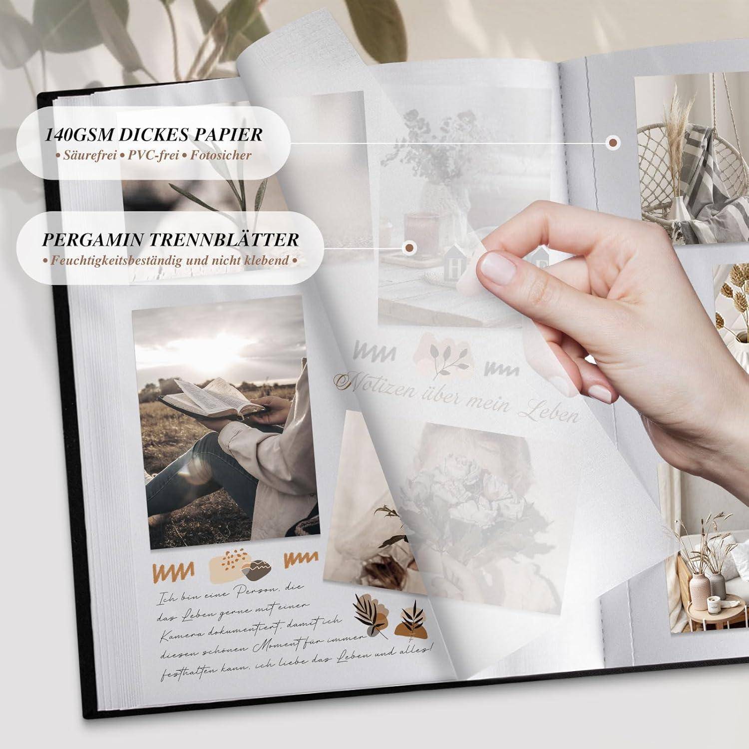 Eine Hand blättert durch ein Scrapbook mit dem Text '140 GSM DICKES PAPIER' und 'PERGAMIN TRENNBLÄTTER', die die Papiereigenschaften hervorheben.