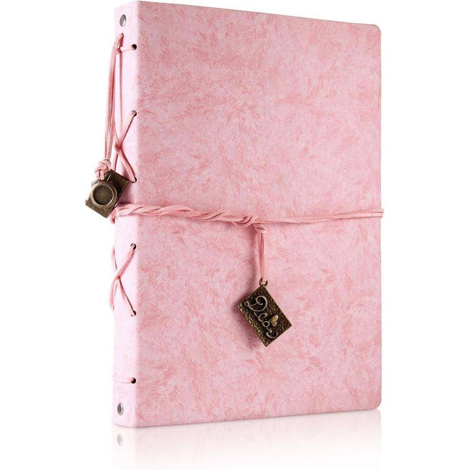Rosa strukturiertes Notizbuch mit Schnurrverschluss und baumelndem Anhänger.