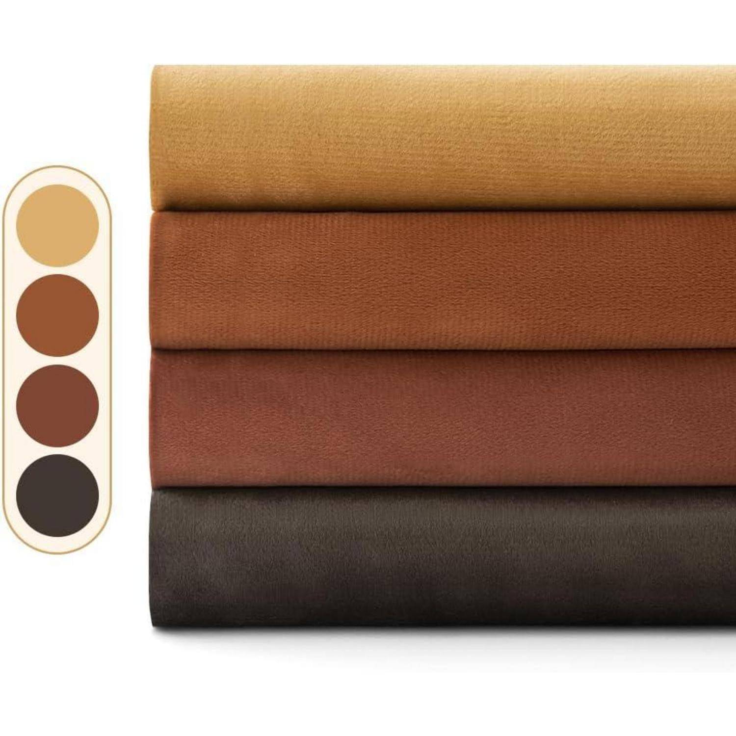 Stapel von vier Handtüchern in abgestuften Erdtönen: Beige, Braun, Rost und Dunkelbraun. Ein Farbmuster mit entsprechenden Farben wird daneben präsentiert.