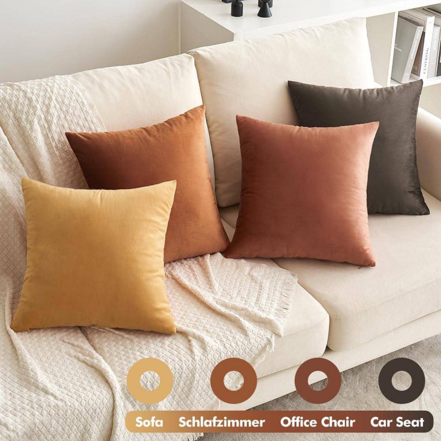 Ein weißes Sofa mit vier quadratischen Kissen in verschiedenen Schattierungen von Braun und Beige. Text zeigt Farbverwendungen: ‚Sofa', ‚Schlafzimmer', ‚Bürostuhl', ‚Autositz'.