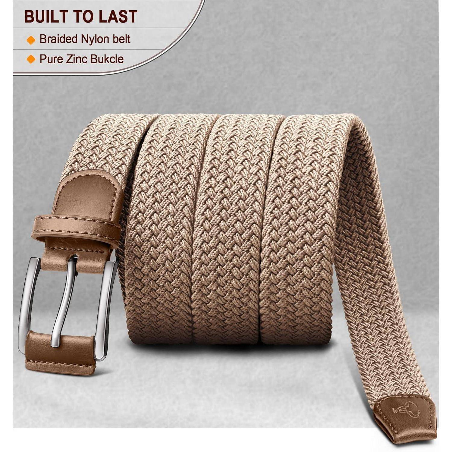 Geflochtener beiger Nylongürtel mit braunen Lederakzenten und einer massiven Zinkschnalle. Etikett trägt den Aufdruck ‚BUILT TO LAST'. Vor einem grauen Hintergrund präsentiert.