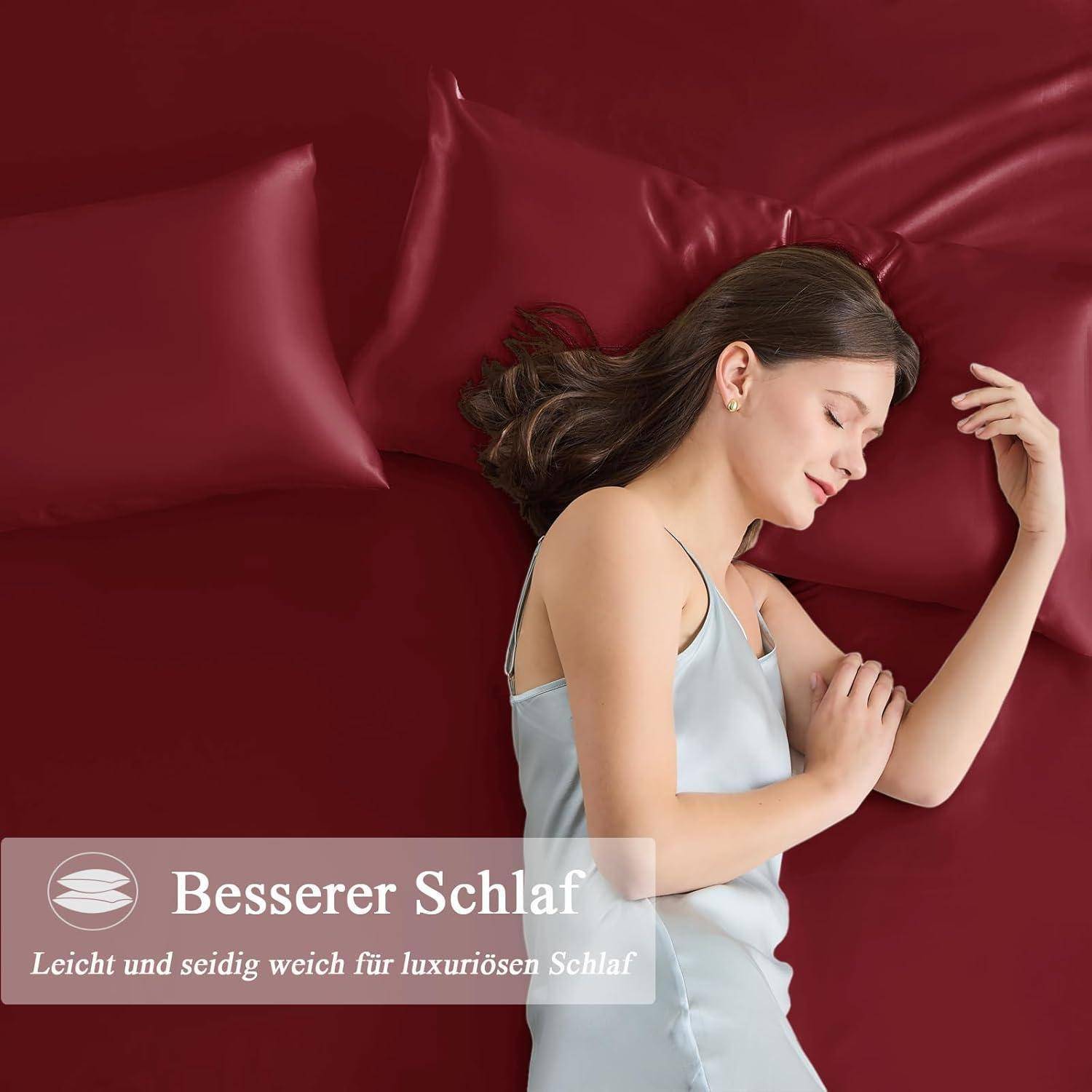 Eine Frau in einem weißen Kleid liegt auf einer roten, satinartig glänzenden Oberfläche und lächelt entspannt. Der Text lautet 